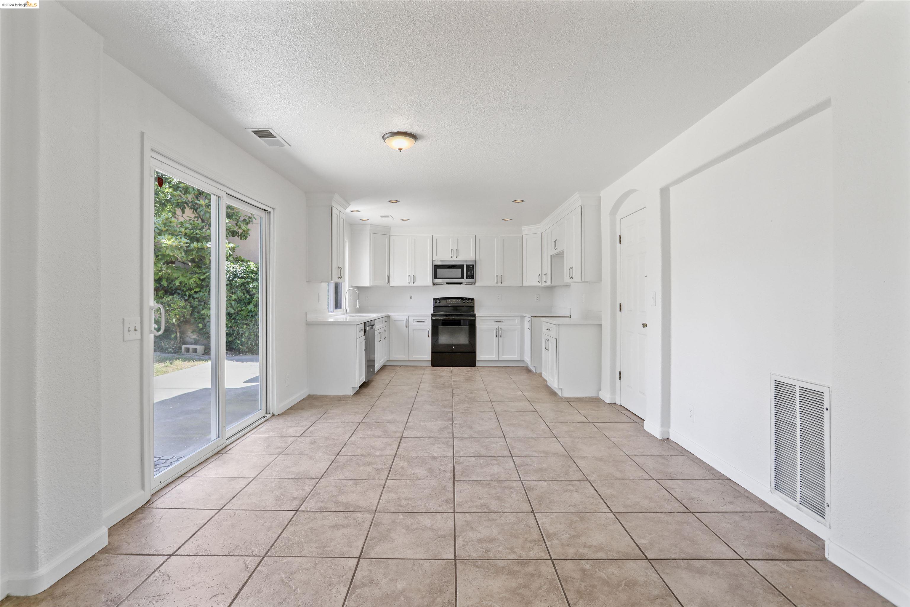 Detail Gallery Image 11 of 33 For 3701 Dillingham Ave, Modesto,  CA 95357 - 4 Beds | 2/1 Baths
