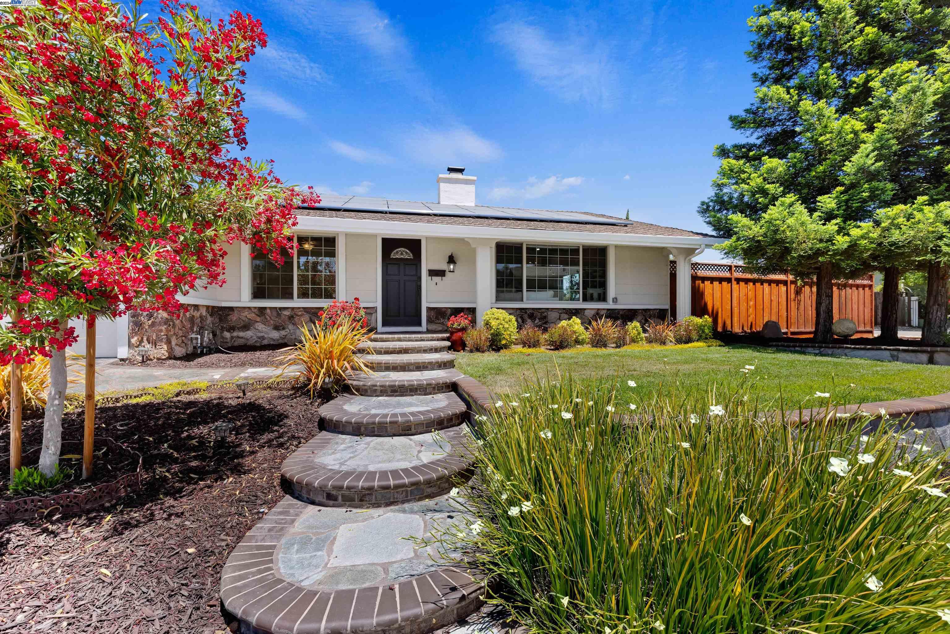 Detail Gallery Image 1 of 1 For 1142 Lomitas Ave, Livermore,  CA 94550 - 5 Beds | 3 Baths