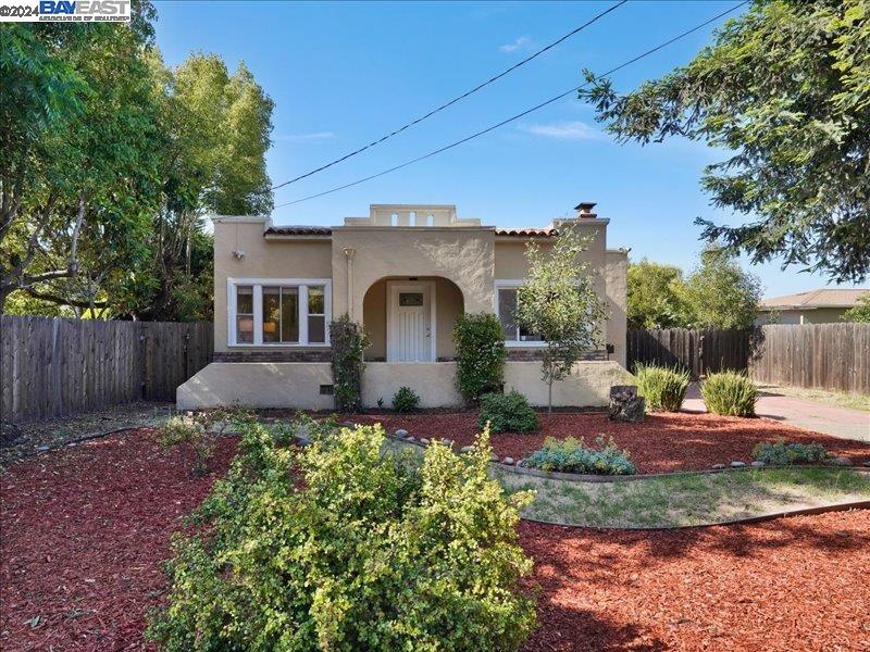 Detail Gallery Image 1 of 1 For 2720 Norbridge Ave, Castro Valley,  CA 94546 - 3 Beds | 2 Baths