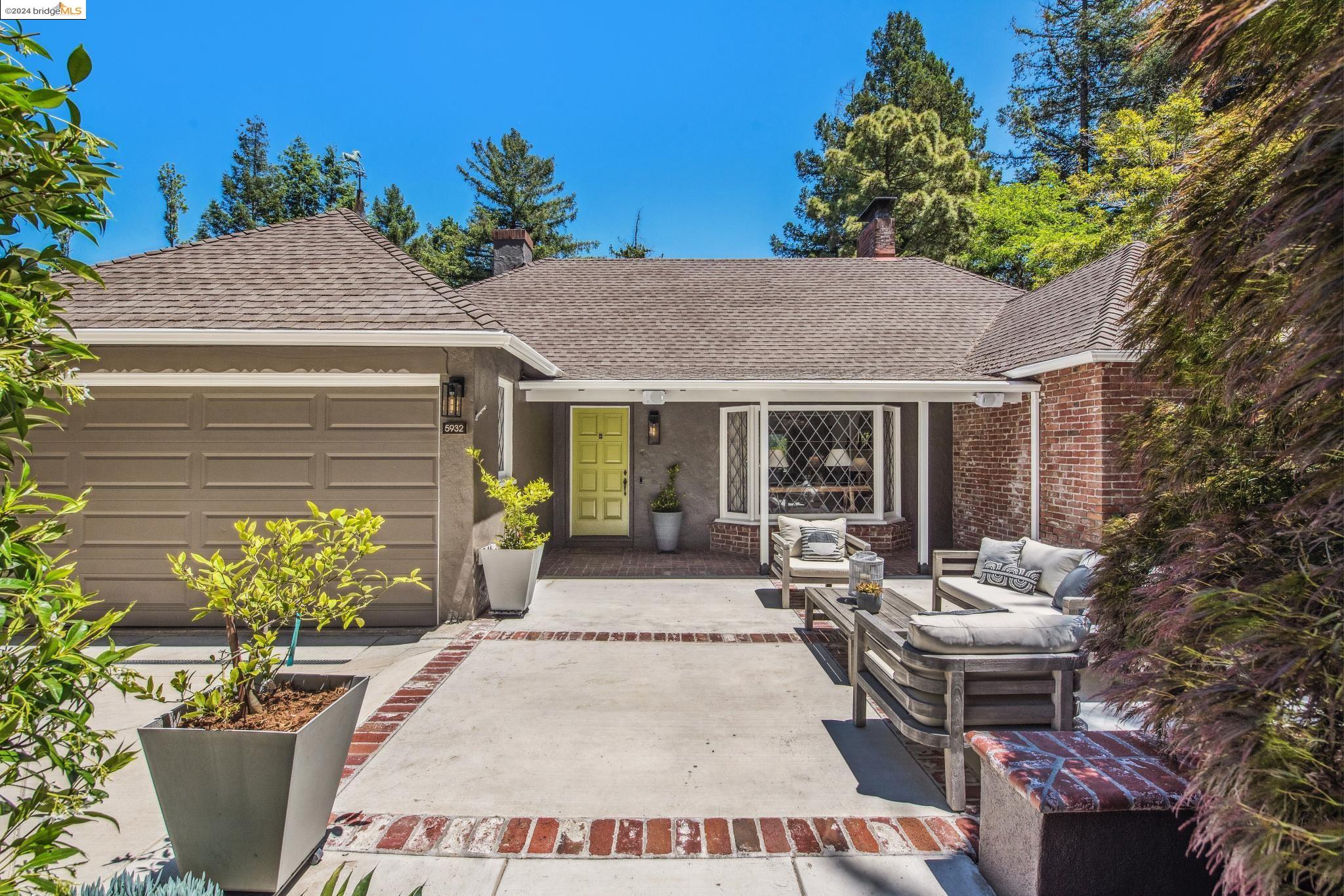 Detail Gallery Image 1 of 1 For 5932 Bruns Ct, Oakland,  CA 94611-3212 - 4 Beds | 4 Baths