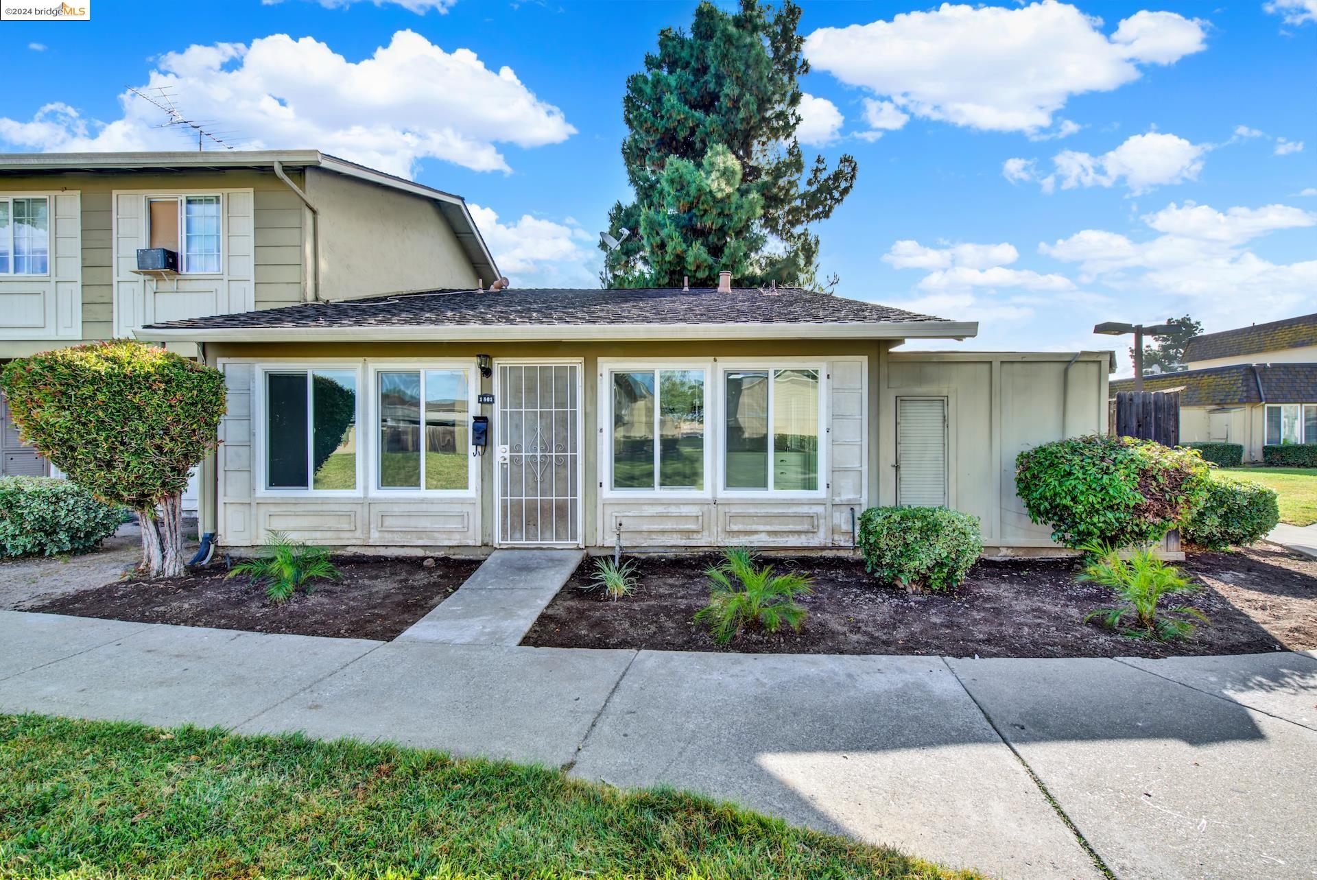 Detail Gallery Image 1 of 1 For 1501 Desdemona Ct, San Jose,  CA 95121 - 4 Beds | 2 Baths
