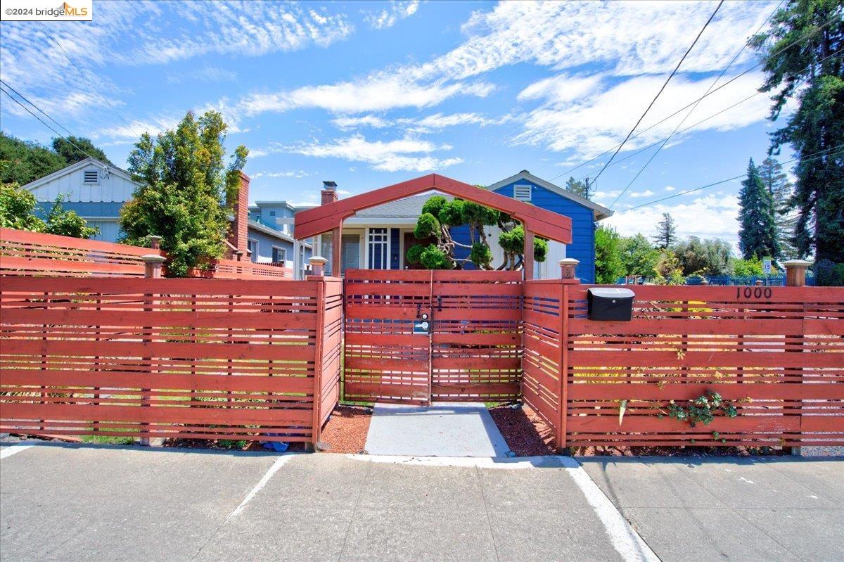 1000 102nd Avenue, Oakland, California 94603, 3 Bedrooms Bedrooms, 6 Rooms Rooms,3 BathroomsBathrooms,Residential,For Sale,1000 102nd Avenue,41062602