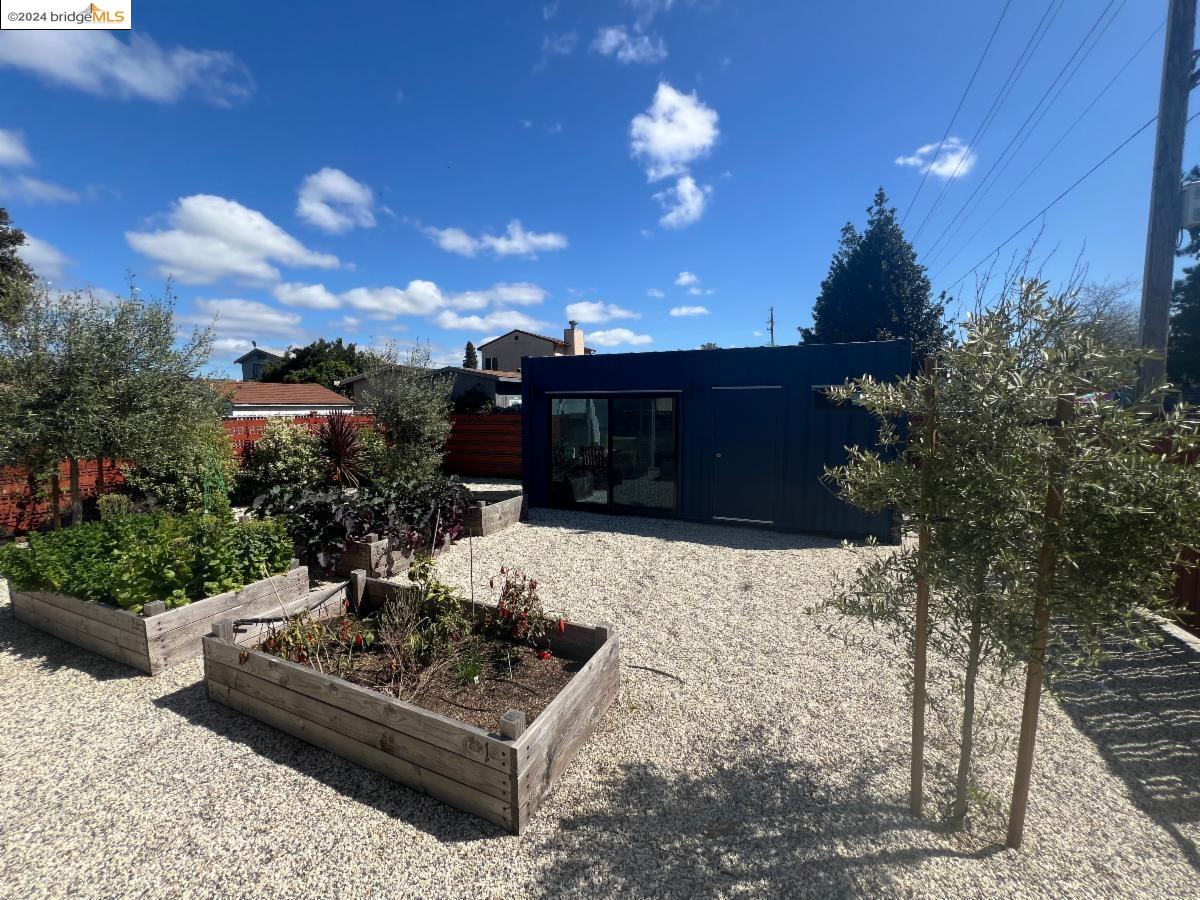 1000 102nd Avenue, Oakland, California 94603, 3 Bedrooms Bedrooms, 6 Rooms Rooms,3 BathroomsBathrooms,Residential,For Sale,1000 102nd Avenue,41062602