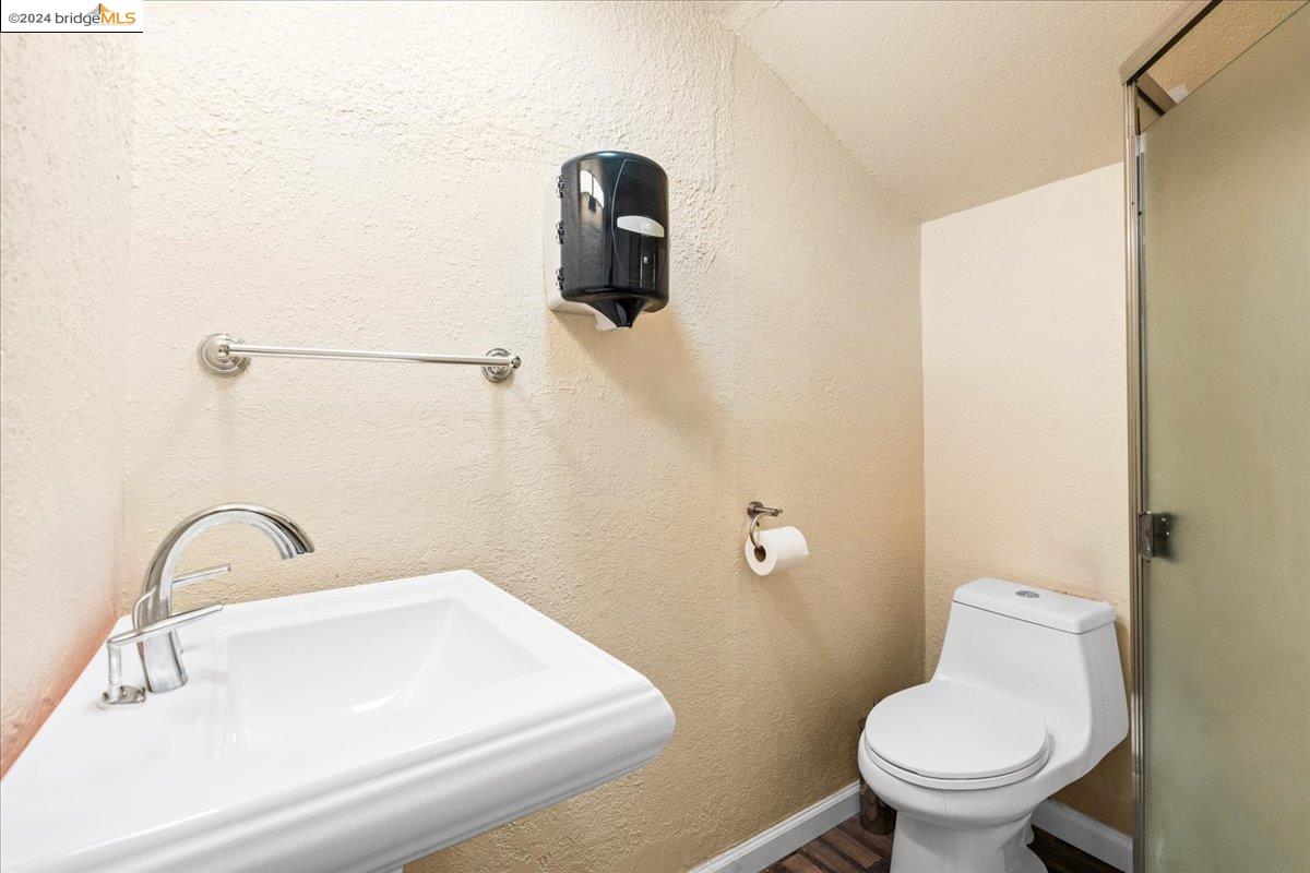 1000 102nd Avenue, Oakland, California 94603, 3 Bedrooms Bedrooms, 6 Rooms Rooms,3 BathroomsBathrooms,Residential,For Sale,1000 102nd Avenue,41062602