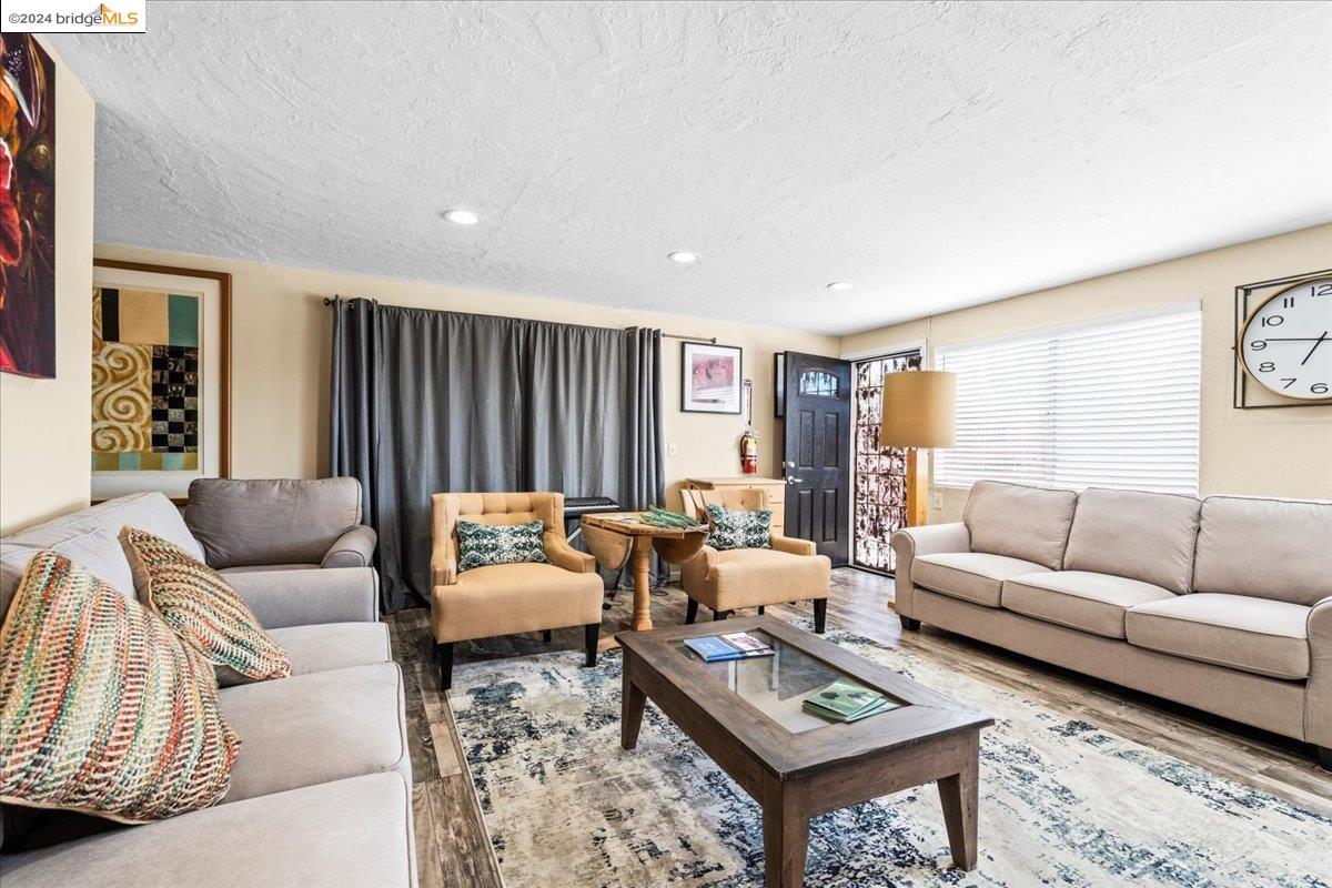 1000 102nd Avenue, Oakland, California 94603, 3 Bedrooms Bedrooms, 6 Rooms Rooms,3 BathroomsBathrooms,Residential,For Sale,1000 102nd Avenue,41062602
