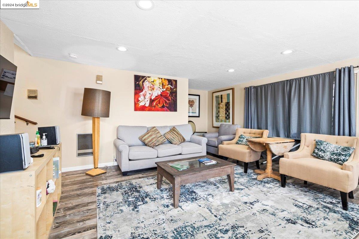 1000 102nd Avenue, Oakland, California 94603, 3 Bedrooms Bedrooms, 6 Rooms Rooms,3 BathroomsBathrooms,Residential,For Sale,1000 102nd Avenue,41062602
