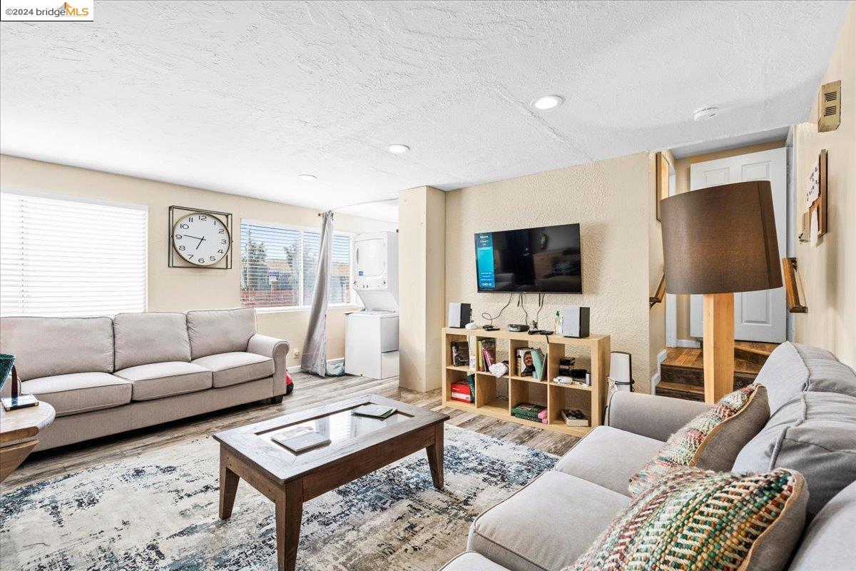1000 102nd Avenue, Oakland, California 94603, 3 Bedrooms Bedrooms, 6 Rooms Rooms,3 BathroomsBathrooms,Residential,For Sale,1000 102nd Avenue,41062602