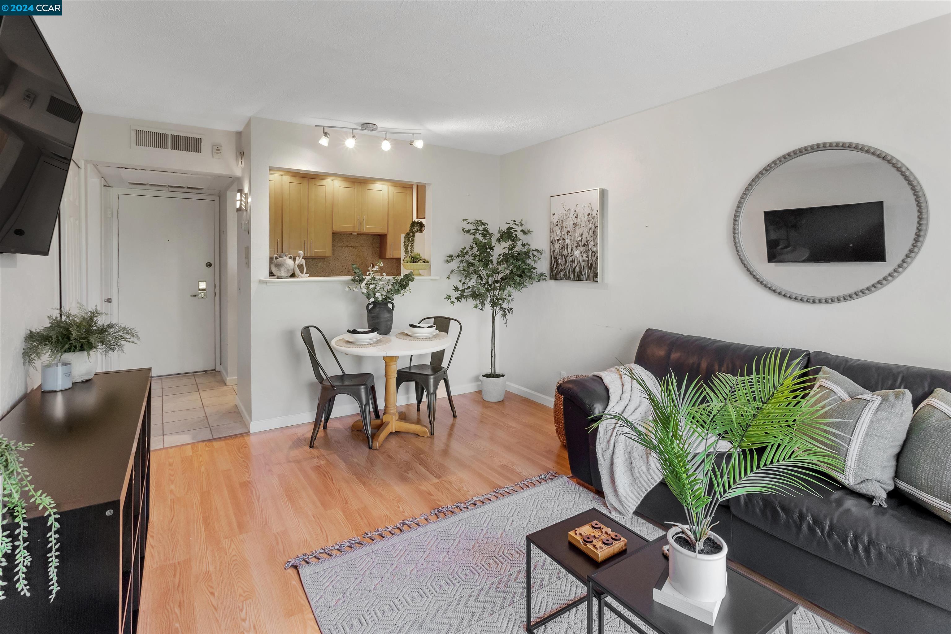 Photo #2: 41062619 Listing 