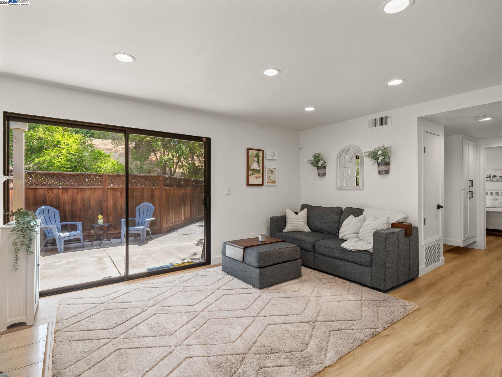 Photo #2: 41062729 Listing 