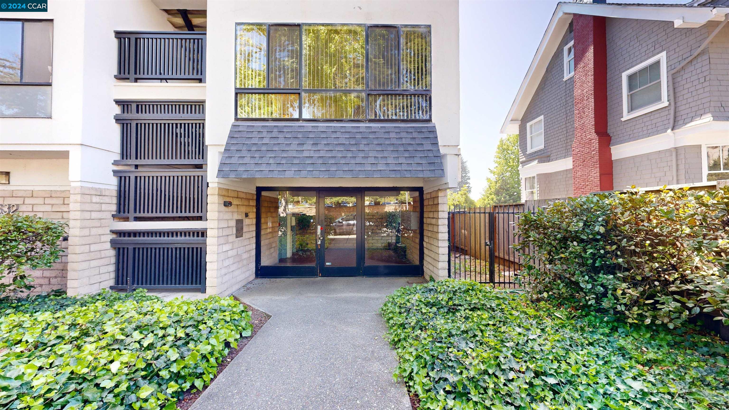 Detail Gallery Image 1 of 1 For 2632 Warring St #2,  Berkeley,  CA 94704 - 2 Beds | 1 Baths
