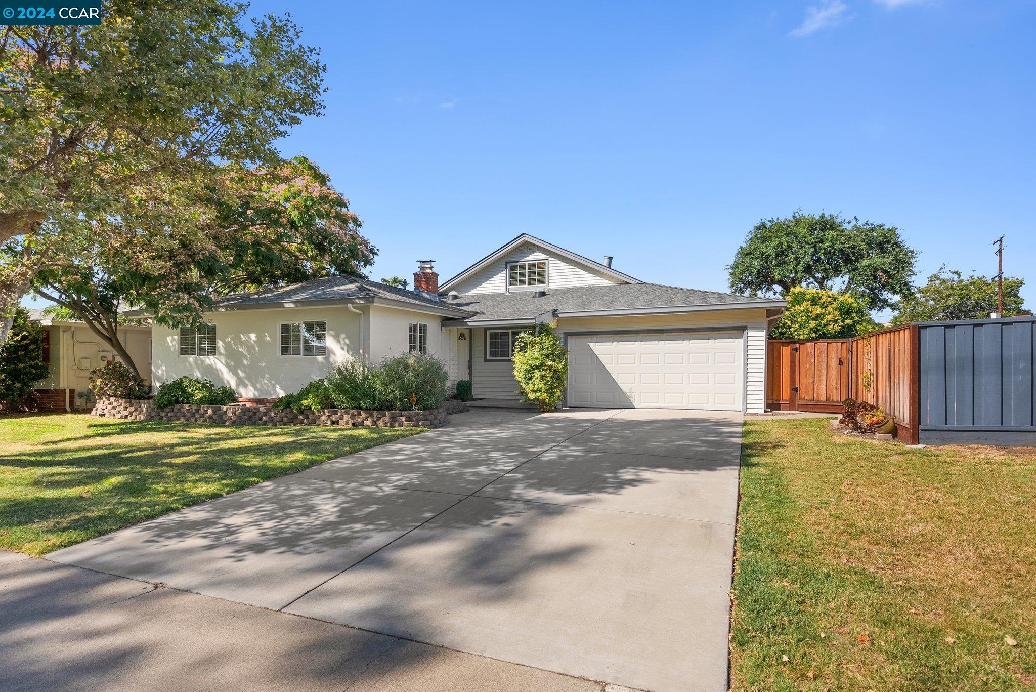 Detail Gallery Image 1 of 1 For 1750 Landana Dr, Concord,  CA 94519 - 5 Beds | 2/1 Baths