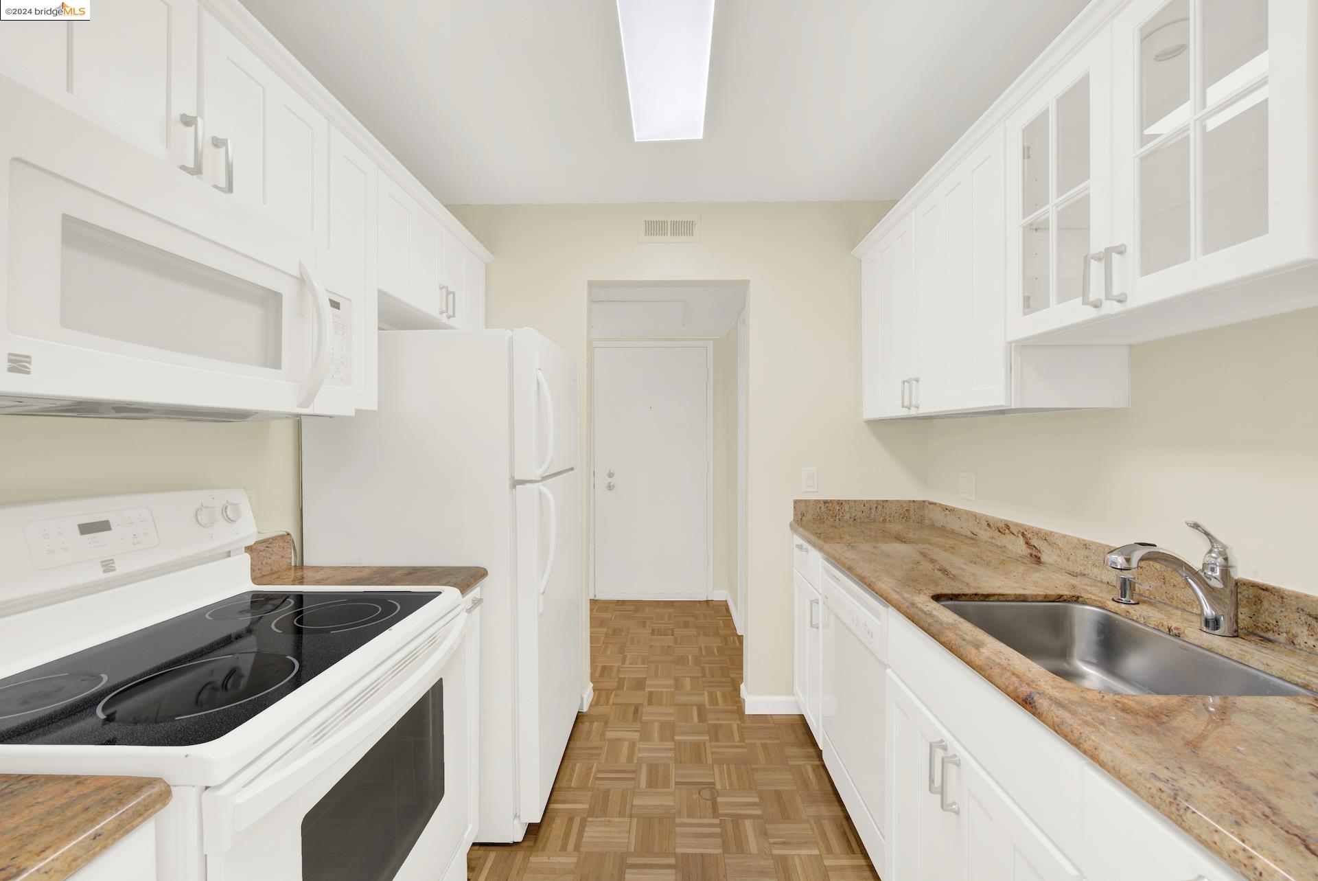 Photo #14: 41063000 Listing: Photo #14