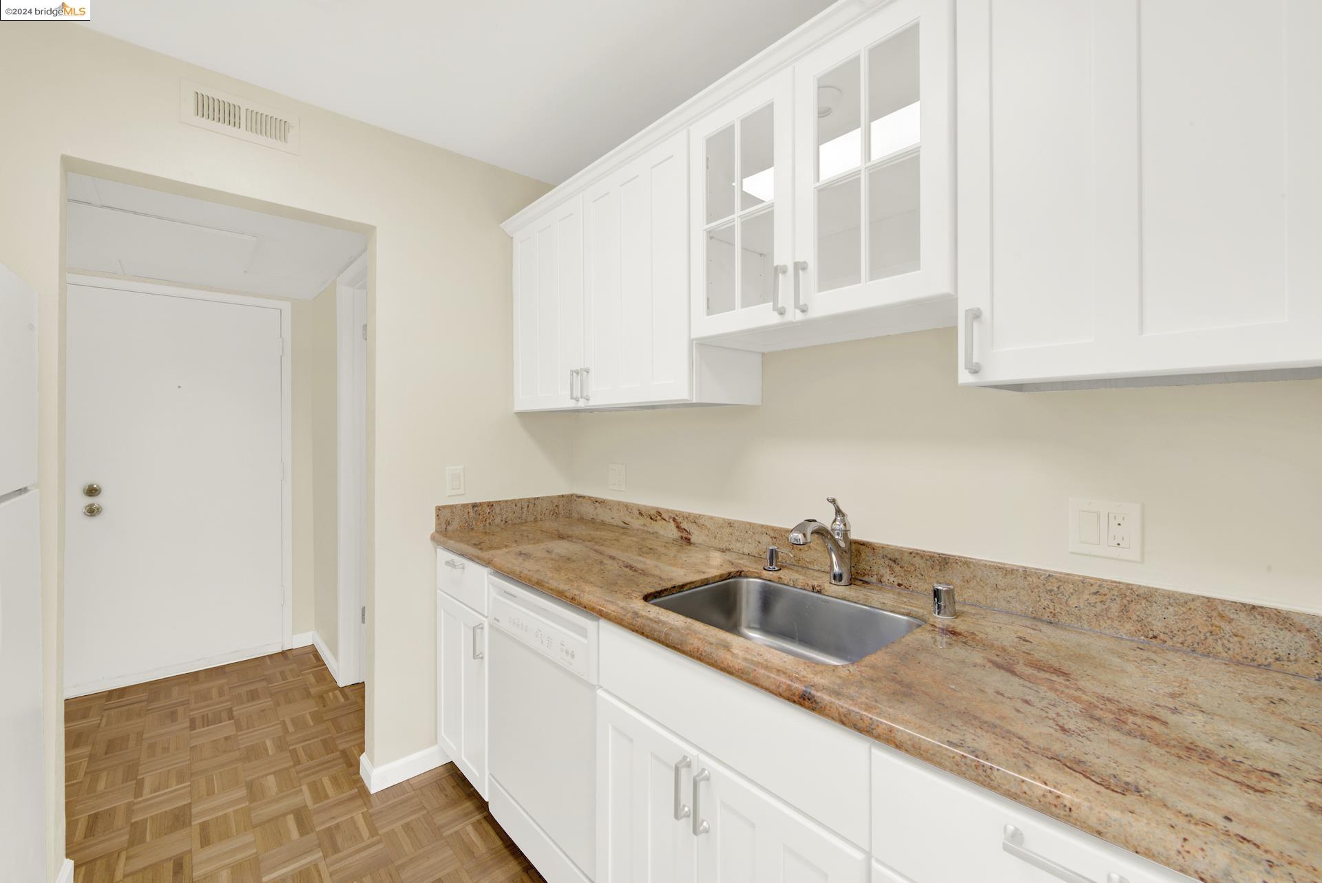 Photo #17: 41063000 Listing: Photo #17