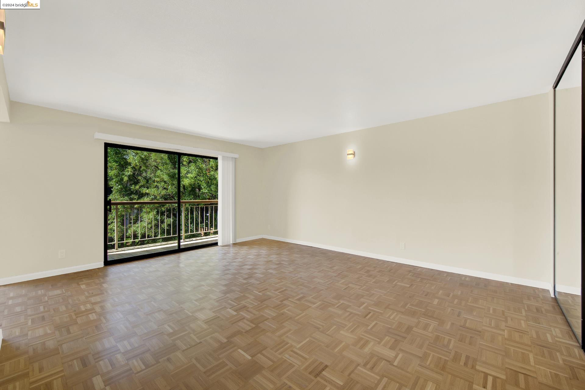 Photo #8: 41063000 Listing: Photo #8