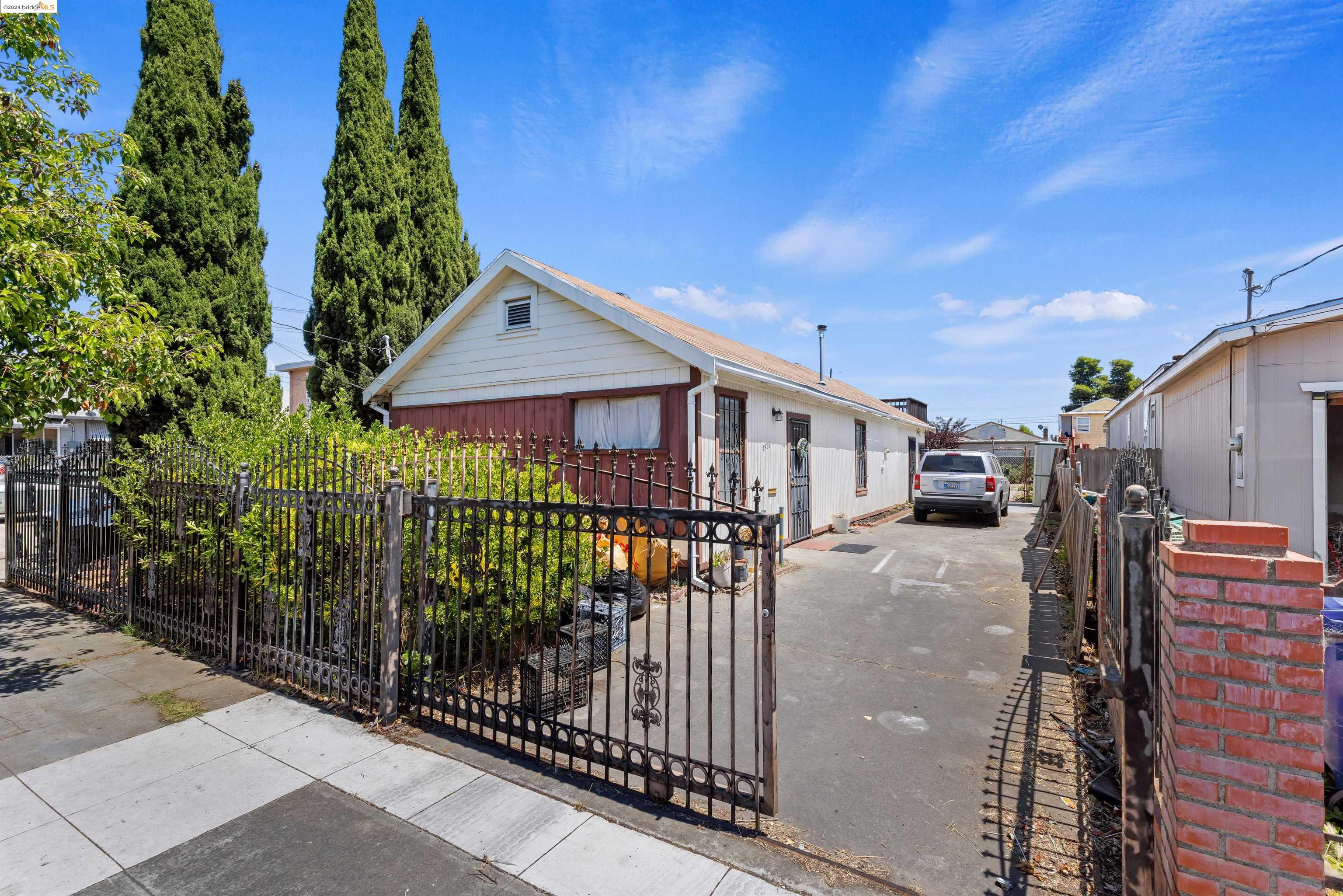 Detail Gallery Image 1 of 1 For 1926 83rd Ave, Oakland,  CA 94621 - 3 Beds | 1 Baths