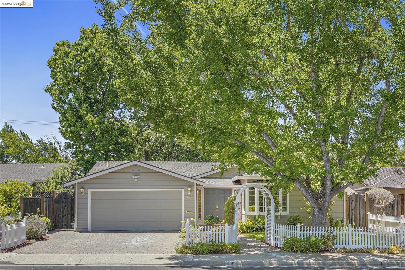 Detail Gallery Image 1 of 1 For 586 Leona Ln, Mountain View,  CA 94040 - 4 Beds | 2/1 Baths
