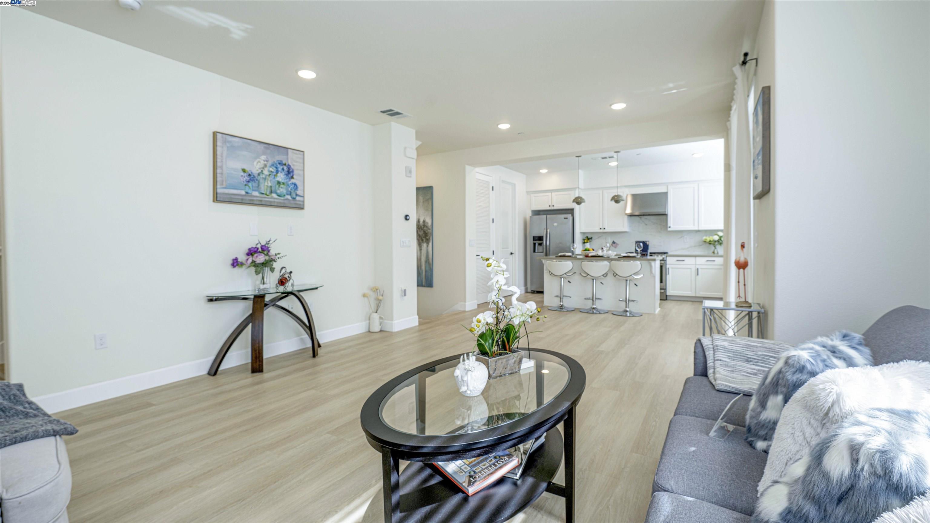 Detail Gallery Image 4 of 32 For 815 Cotati Ter #8,  Sunnyvale,  CA 94085 - 3 Beds | 3/1 Baths