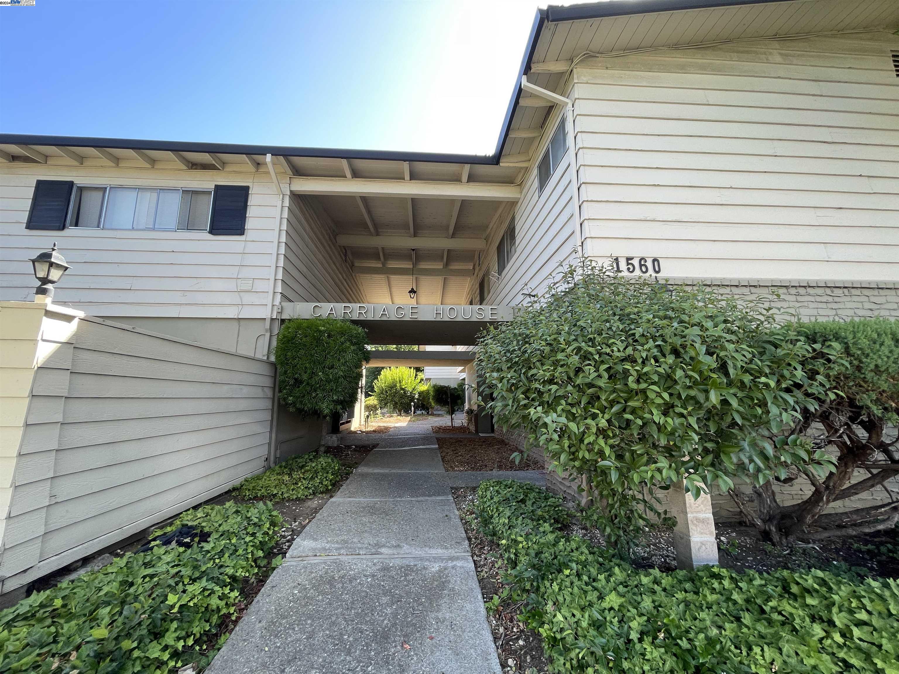 More Details about MLS # 41063713 : 1560 ADELAIDE ST # 12