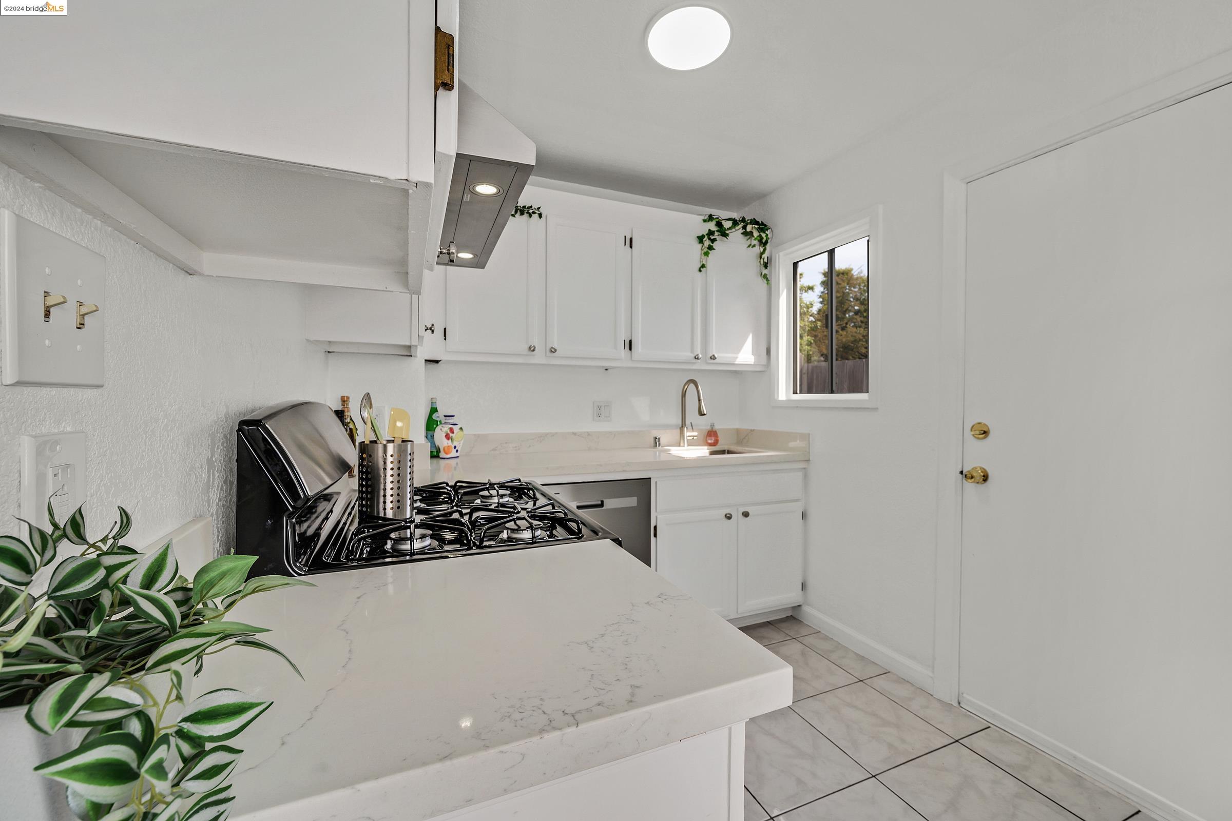 Detail Gallery Image 9 of 32 For 3032 San Mateo St, El Cerrito,  CA 94530 - 2 Beds | 2 Baths