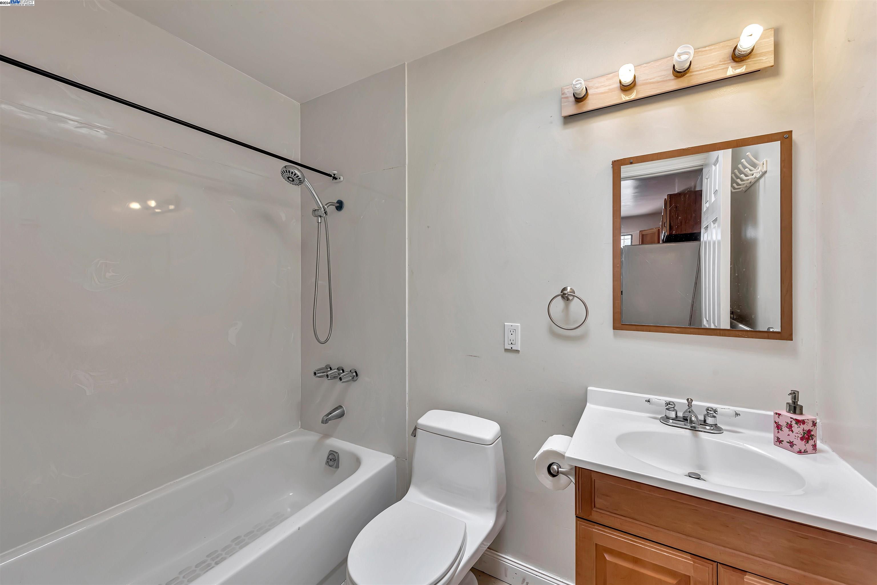 Detail Gallery Image 29 of 35 For 1715 9th Ave, Oakland,  CA 94606 - – Beds | – Baths