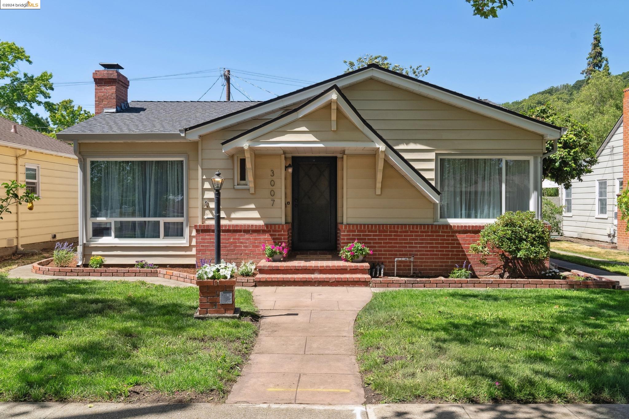 Detail Gallery Image 1 of 1 For 3007 Revere Ave, Oakland,  CA 94605 - 3 Beds | 2 Baths