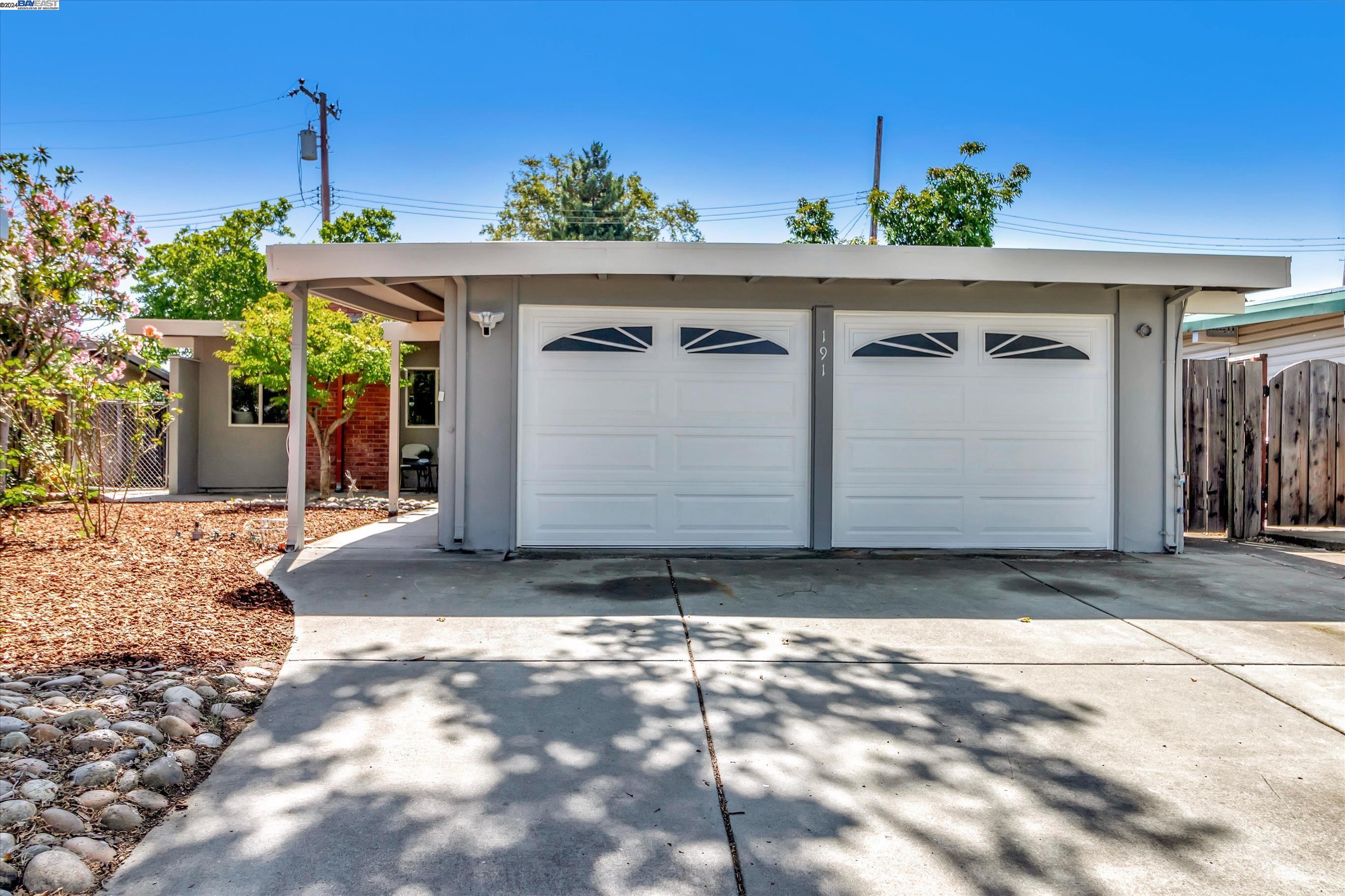 Detail Gallery Image 1 of 1 For 191 Woodhams Rd, Santa Clara,  CA 95051 - 3 Beds | 2 Baths