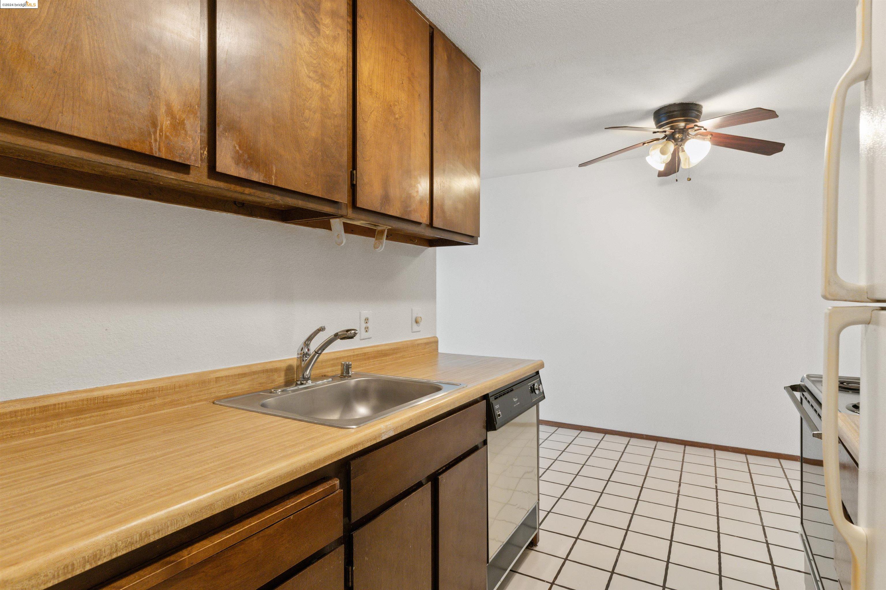 Detail Gallery Image 6 of 14 For 2077 Washington Ave #115,  San Leandro,  CA 94577 - 1 Beds | 1 Baths