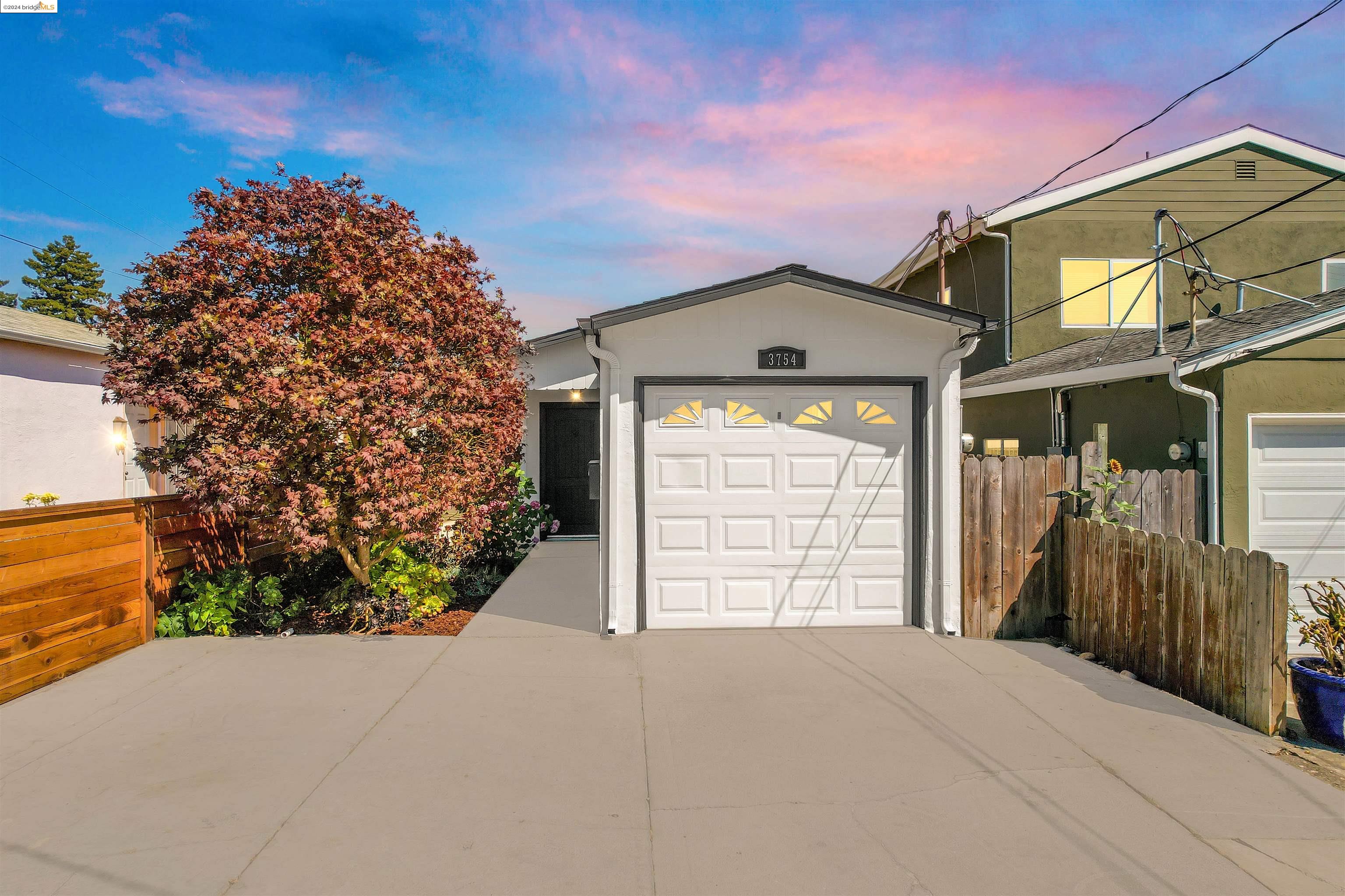 Detail Gallery Image 1 of 1 For 3754 38th Ave, Oakland,  CA 94619-2064 - 3 Beds | 1 Baths
