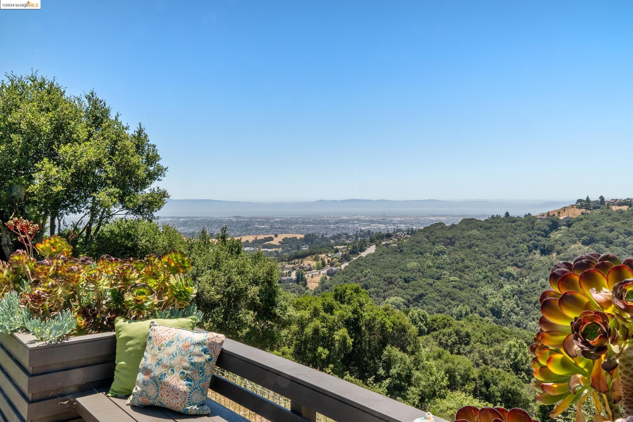 Detail Gallery Image 1 of 1 For 7581 Hansom Dr, Oakland,  CA 94605 - 4 Beds | 2/1 Baths