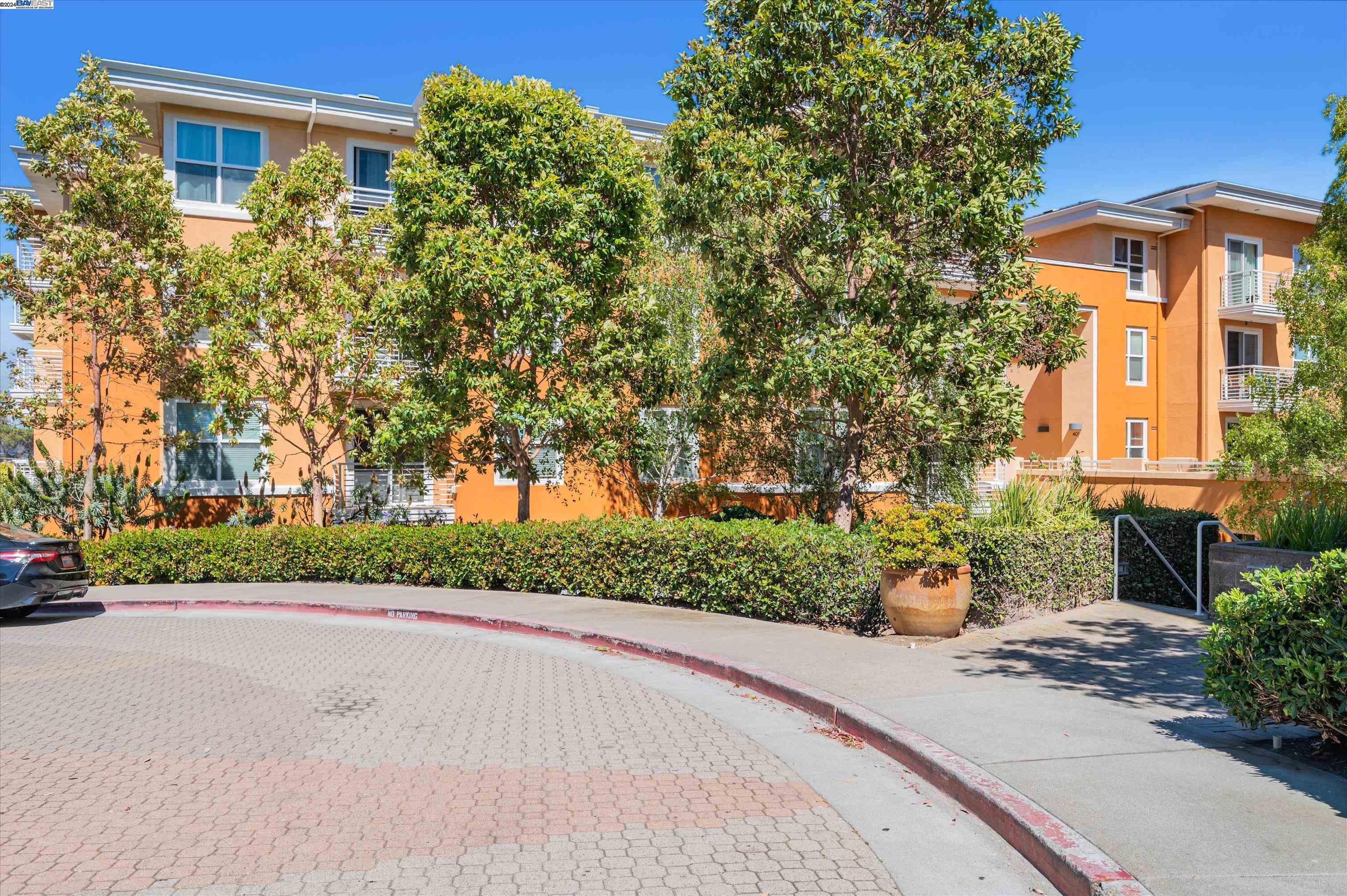 Detail Gallery Image 2 of 40 For 401 Crescent Court #4302,  San Francisco,  CA 94134 - 2 Beds | 2 Baths