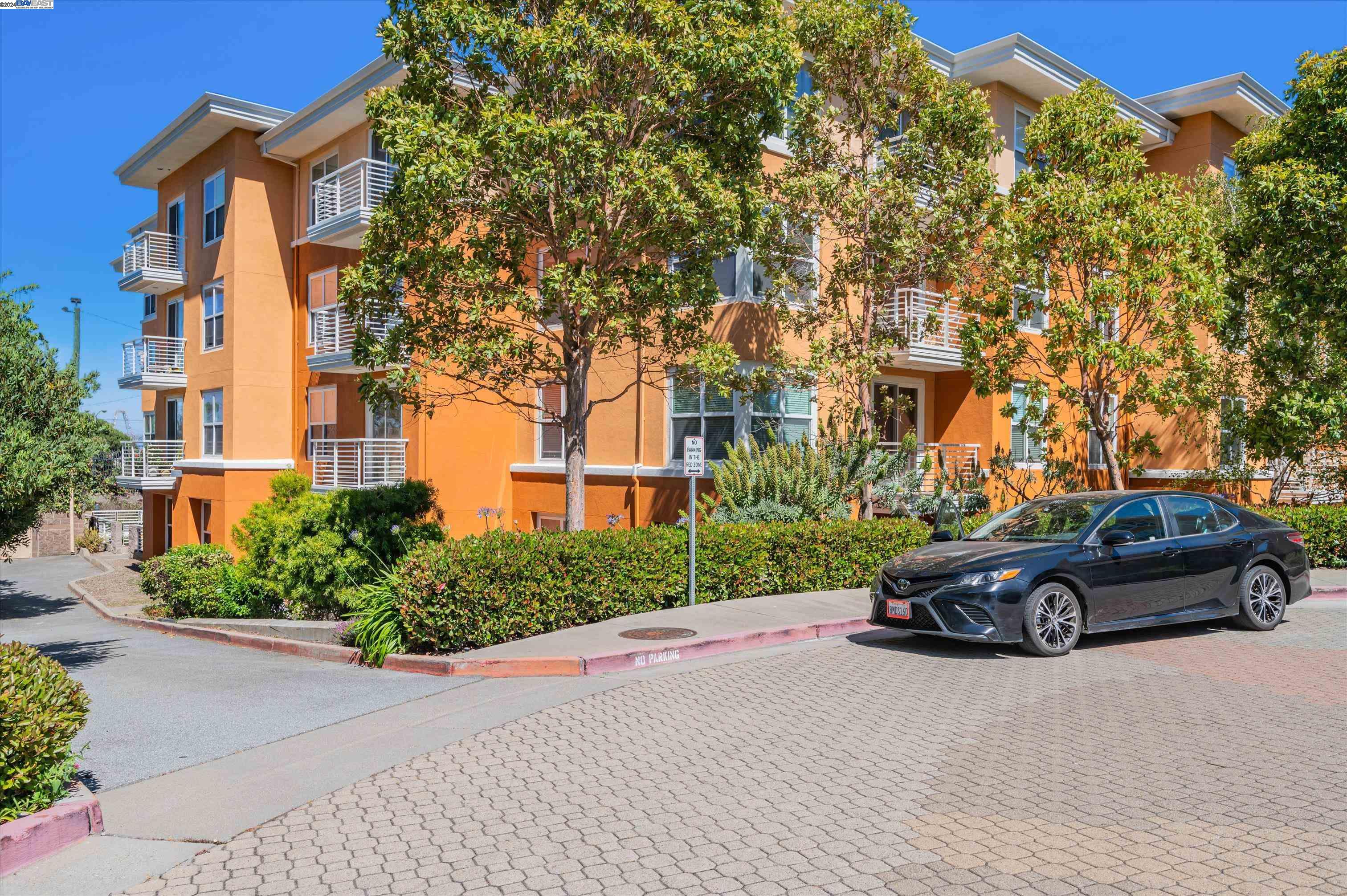 Detail Gallery Image 3 of 40 For 401 Crescent Court #4302,  San Francisco,  CA 94134 - 2 Beds | 2 Baths