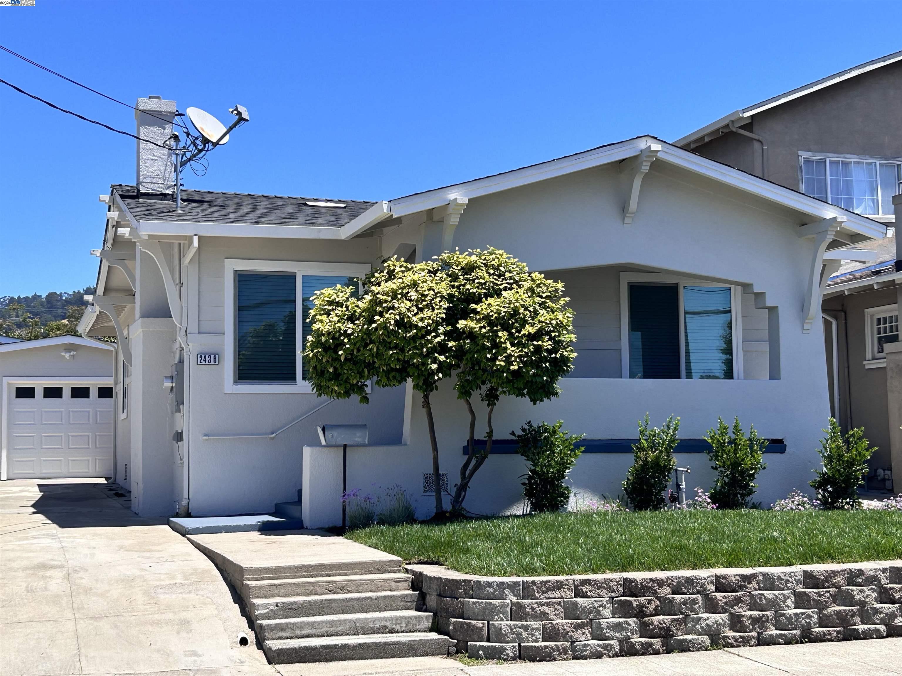 Detail Gallery Image 1 of 1 For 2436 Hearst Ave, Oakland,  CA 94602 - 2 Beds | 1 Baths