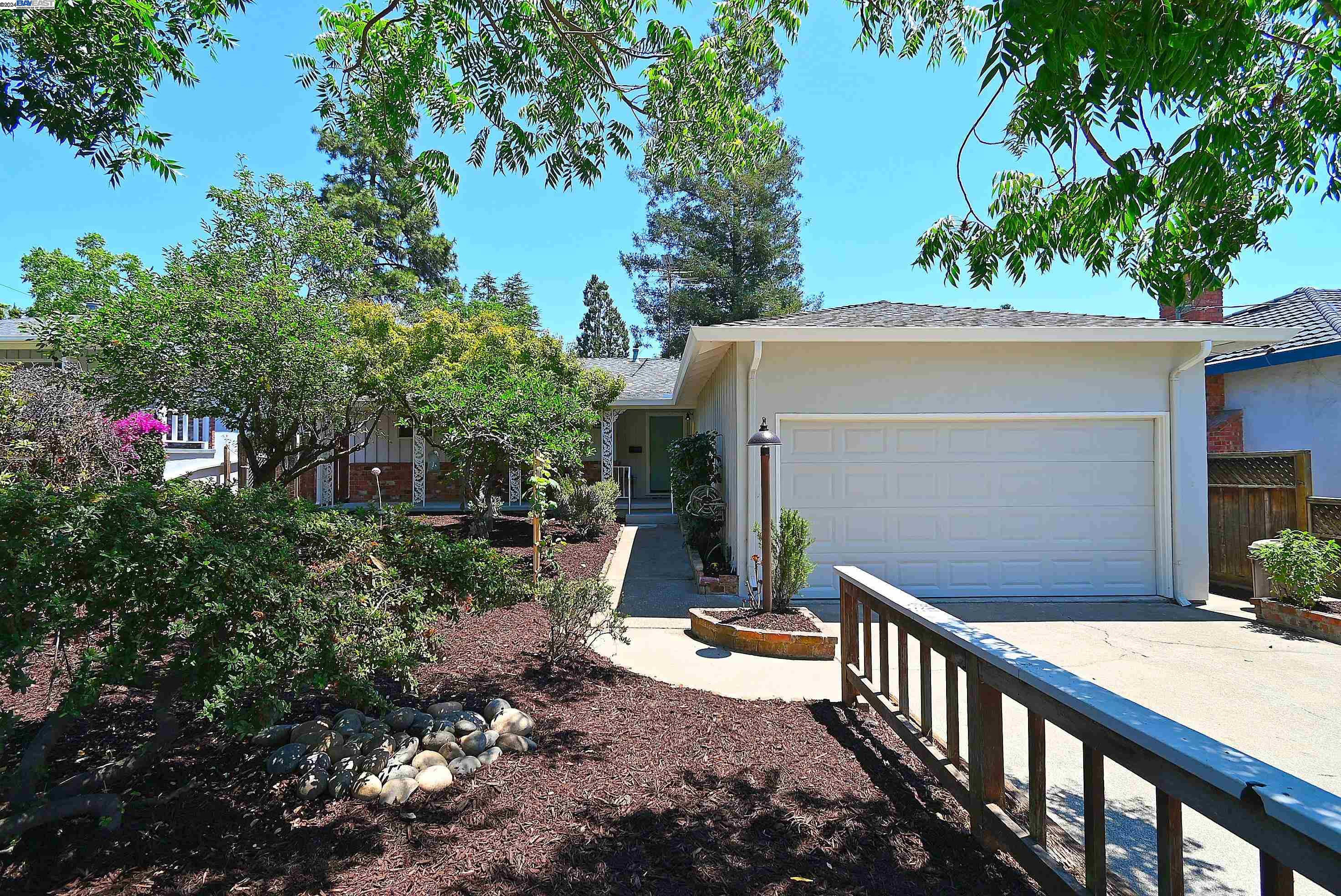 Detail Gallery Image 1 of 1 For 18836 Lenross Ct, Castro Valley,  CA 94546 - 3 Beds | 2 Baths