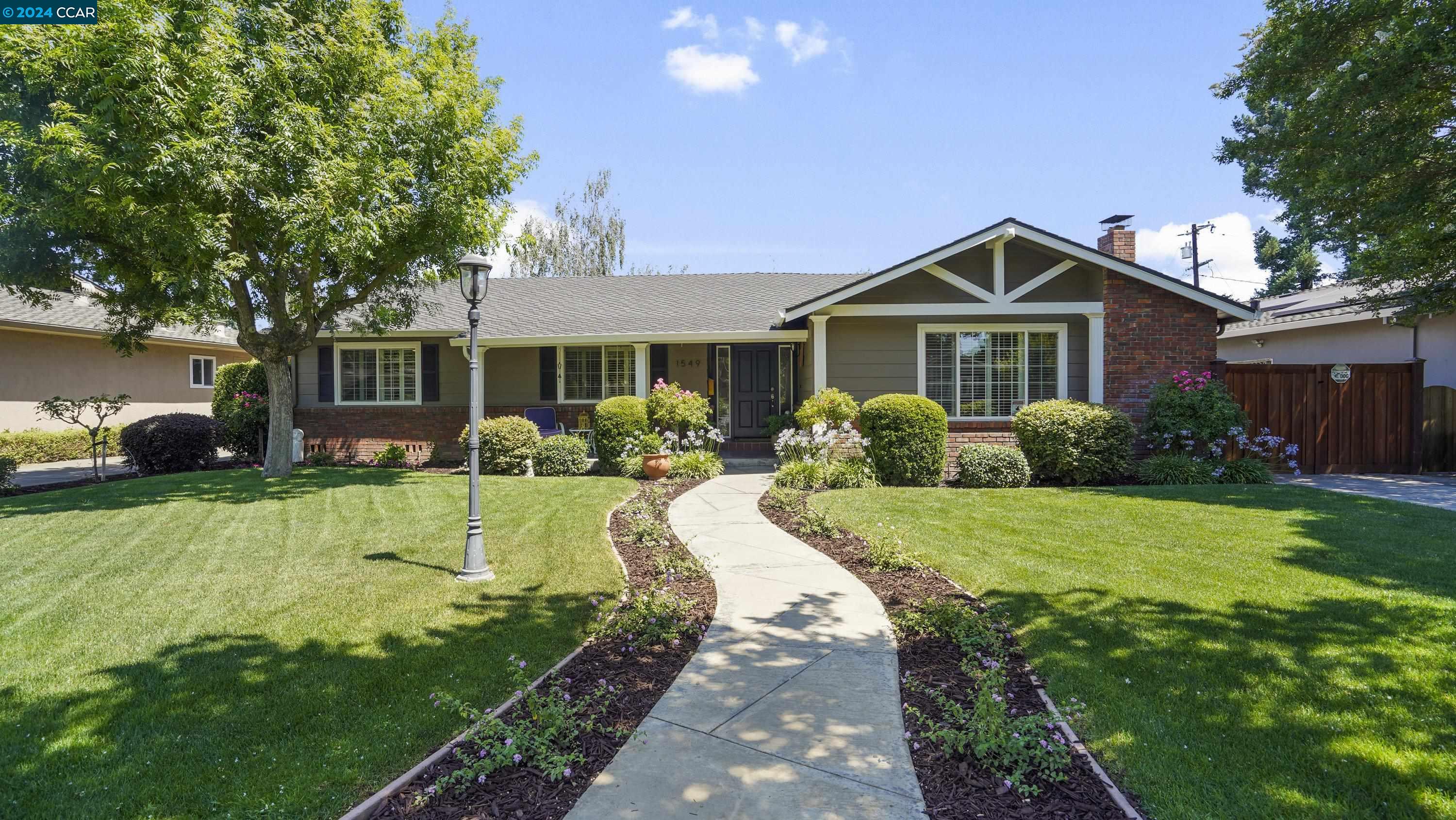 Detail Gallery Image 1 of 1 For 1549 Willow Oaks Dr, San Jose,  CA 95125 - 4 Beds | 2 Baths