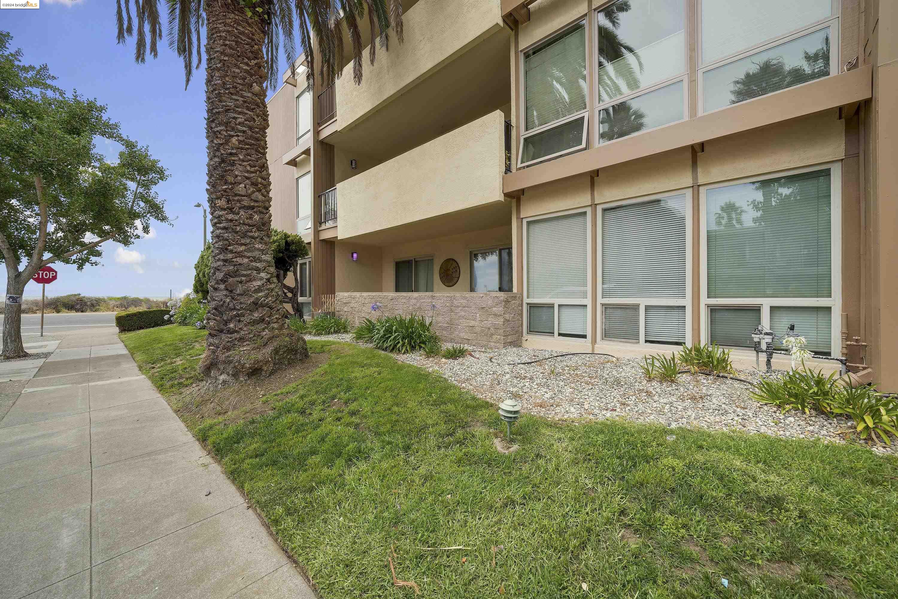 Detail Gallery Image 3 of 54 For 1825 Shoreline Dr #117,  Alameda,  CA 94501 - 2 Beds | 1 Baths