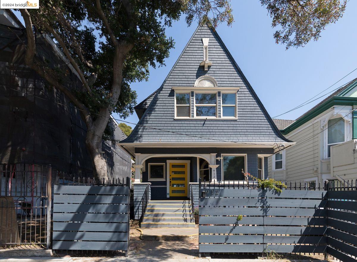 Detail Gallery Image 1 of 1 For 912 Peralta St, Oakland,  CA 94607 - 3 Beds | 1/1 Baths