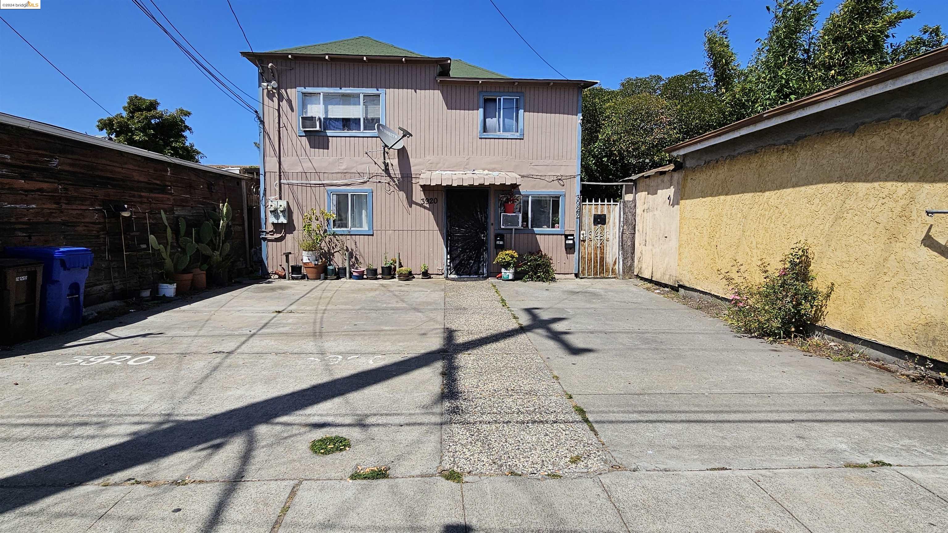 Detail Gallery Image 1 of 1 For 3920 E 12th St, Oakland,  CA 94601 - 6 Beds | 3 Baths
