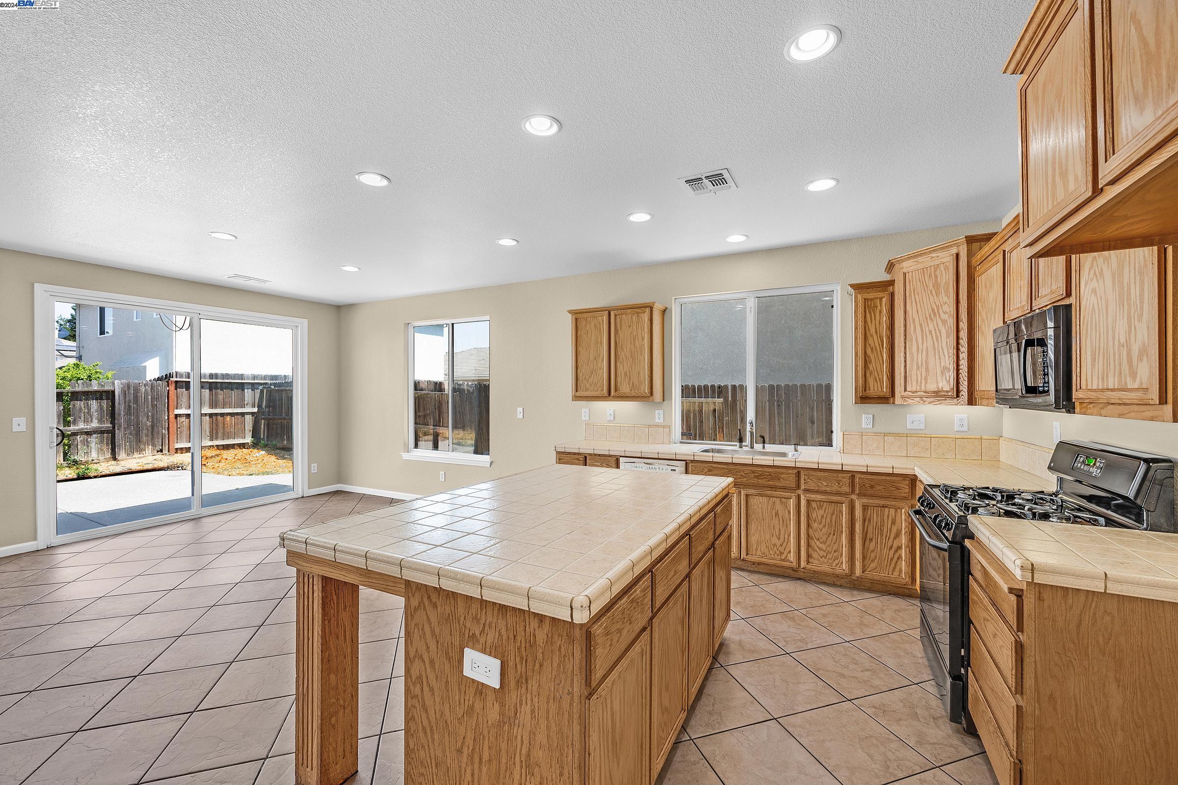 Detail Gallery Image 12 of 33 For 2309 Autumn Oak Pl, Stockton,  CA 95209 - 4 Beds | 2 Baths