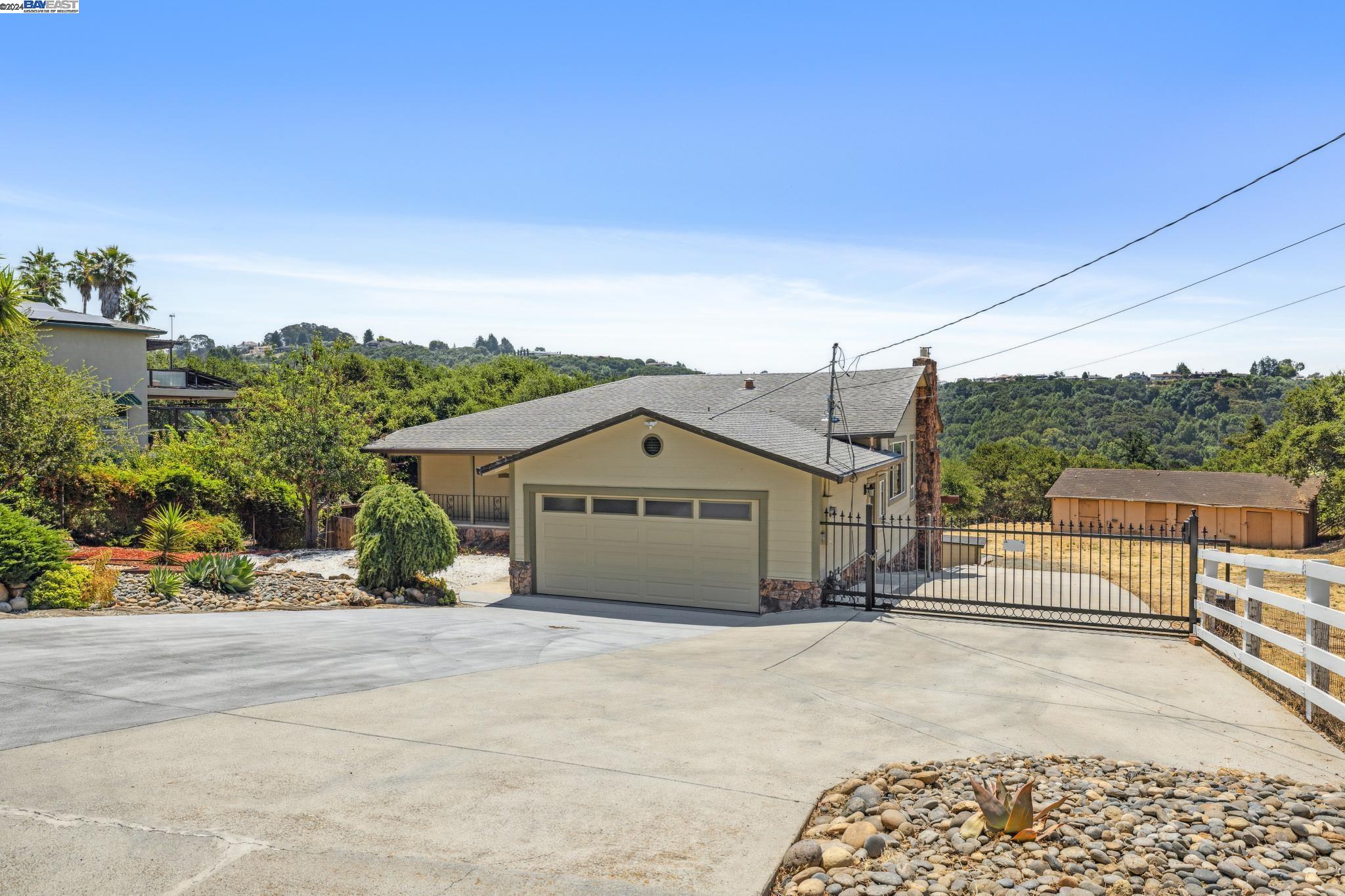 Detail Gallery Image 1 of 1 For 3581 Star Ridge Rd, Hayward,  CA 94542 - 3 Beds | 3 Baths