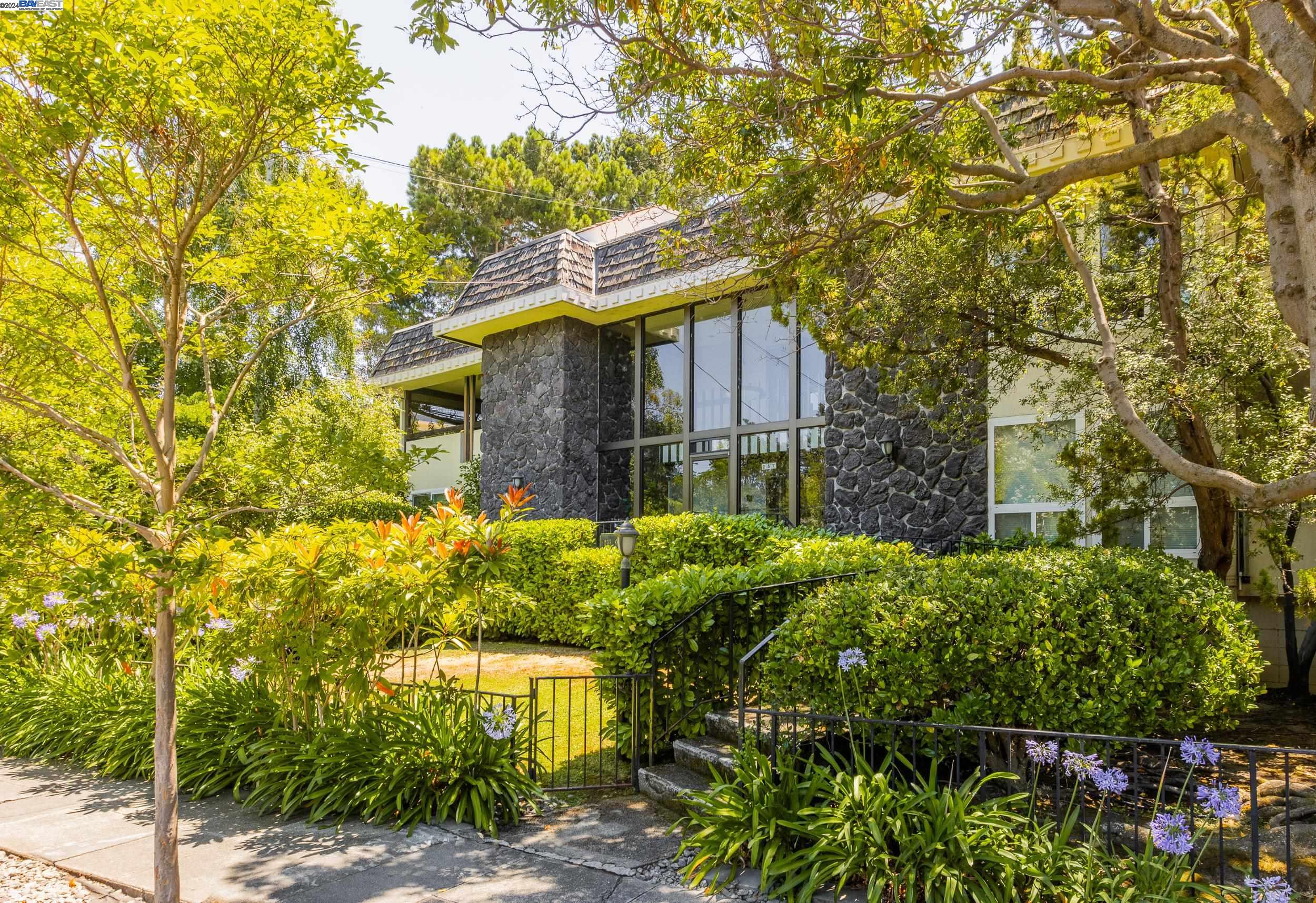 Detail Gallery Image 1 of 1 For 257 Arlington Rd #203,  Redwood City,  CA 94062 - 2 Beds | 2 Baths