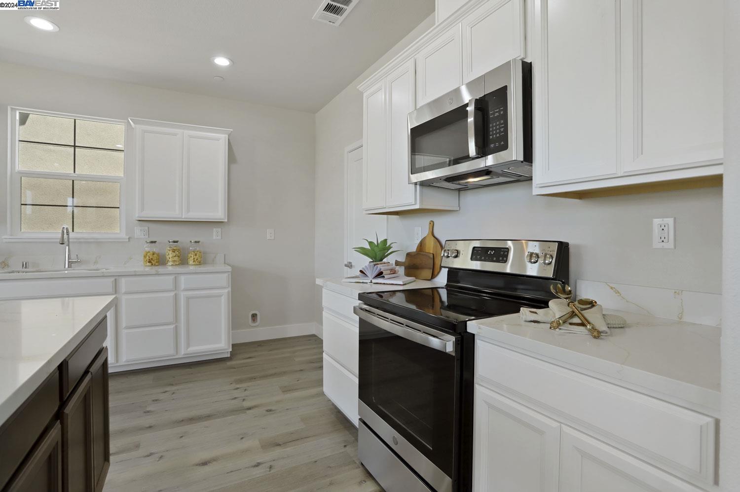 Detail Gallery Image 11 of 24 For 1649 Bella Lago Dr, Stockton,  CA 95206 - 4 Beds | 2/1 Baths