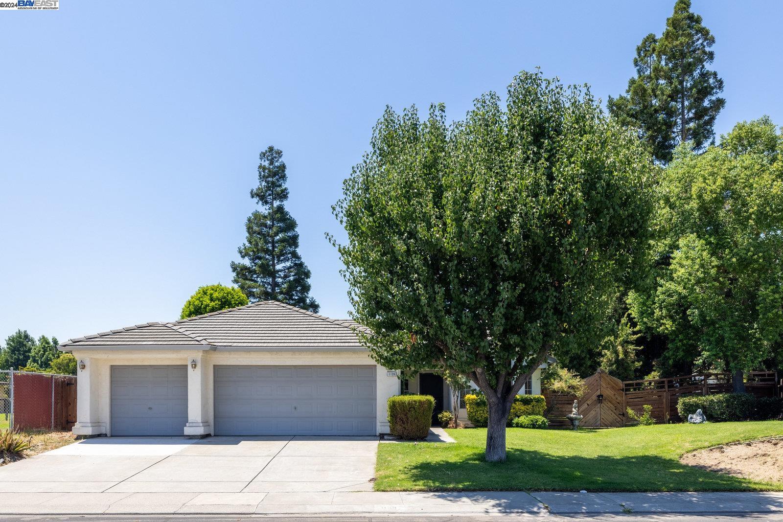 Detail Gallery Image 1 of 1 For 1139 Locust Ave, Manteca,  CA 95337 - 3 Beds | 2 Baths