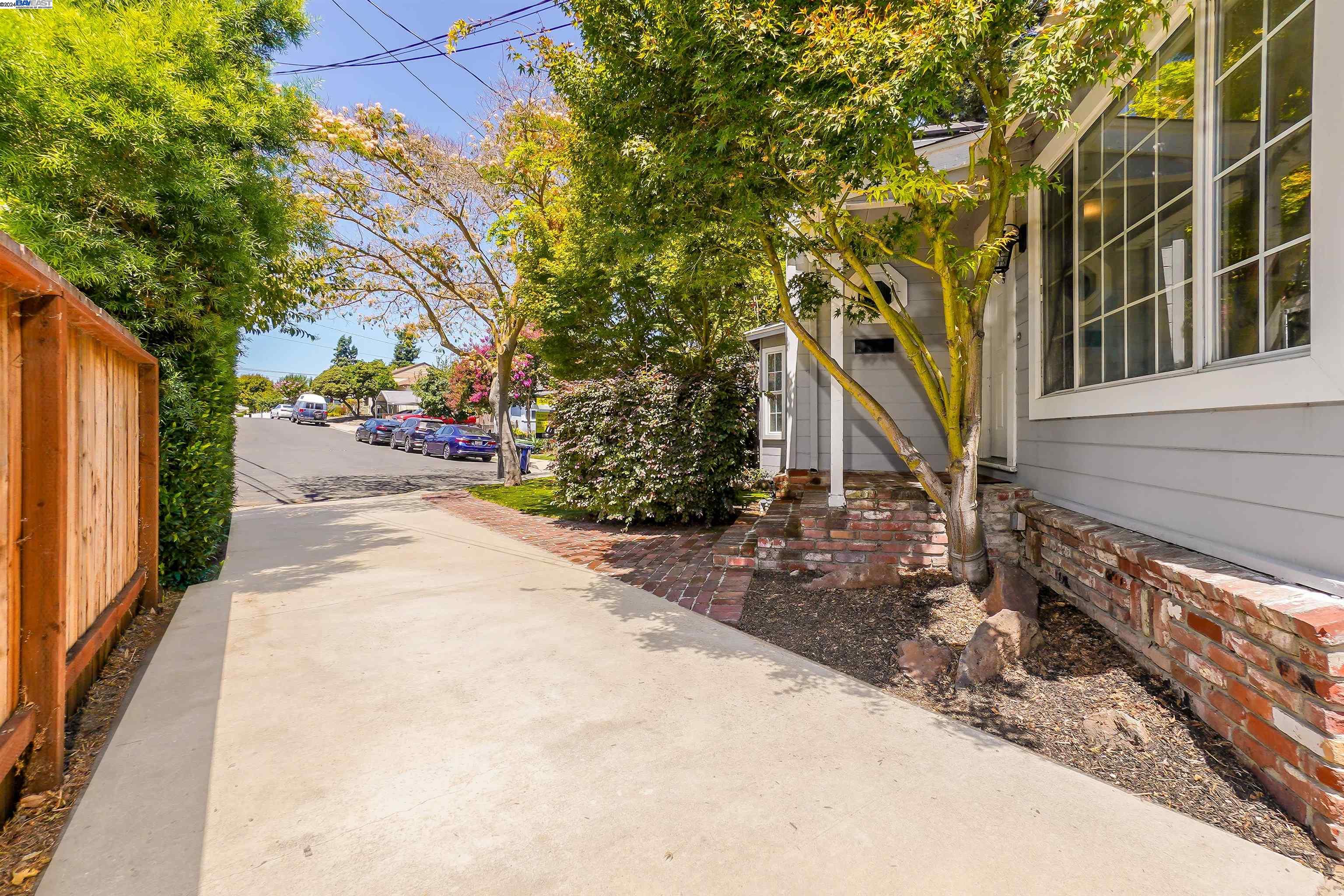 Detail Gallery Image 5 of 54 For 22438 Moyers St, Castro Valley,  CA 94546 - 4 Beds | 3 Baths