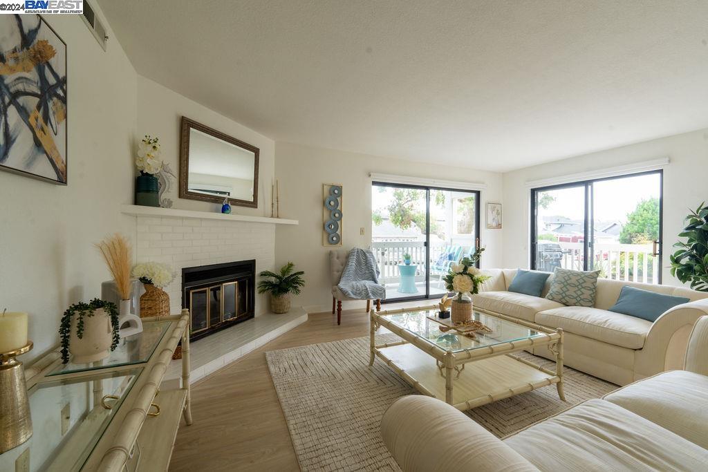 Detail Gallery Image 1 of 39 For 402 Laurel, Half Moon Bay,  CA 94019 - 2 Beds | 2 Baths