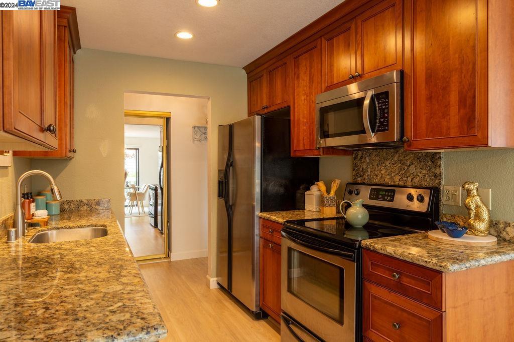 Detail Gallery Image 10 of 39 For 402 Laurel, Half Moon Bay,  CA 94019 - 2 Beds | 2 Baths