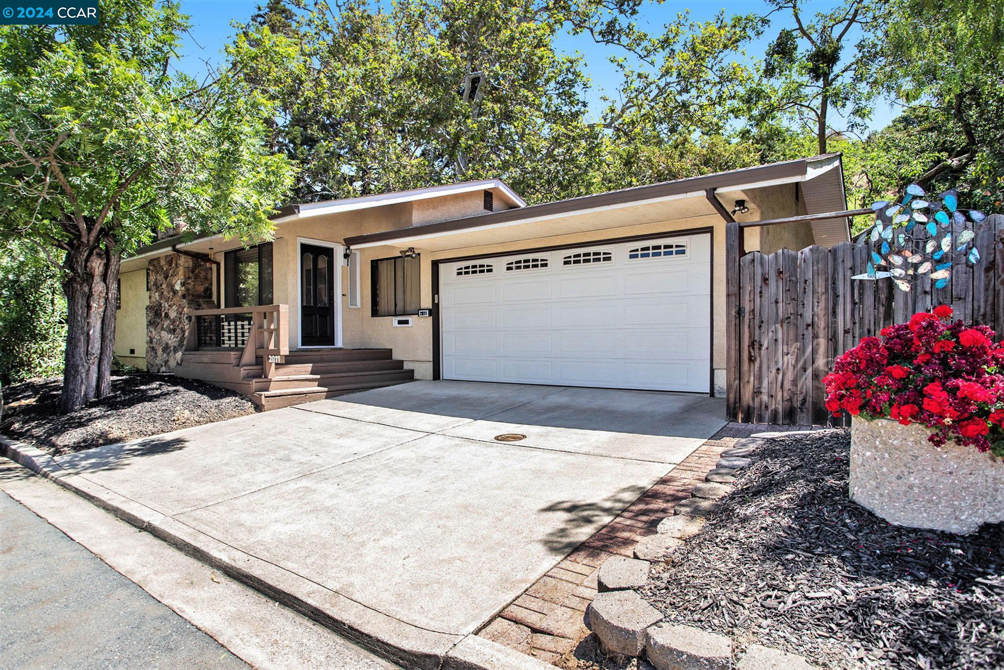 Detail Gallery Image 1 of 1 For 2811 Castro St, Martinez,  CA 94553 - 2 Beds | 2 Baths