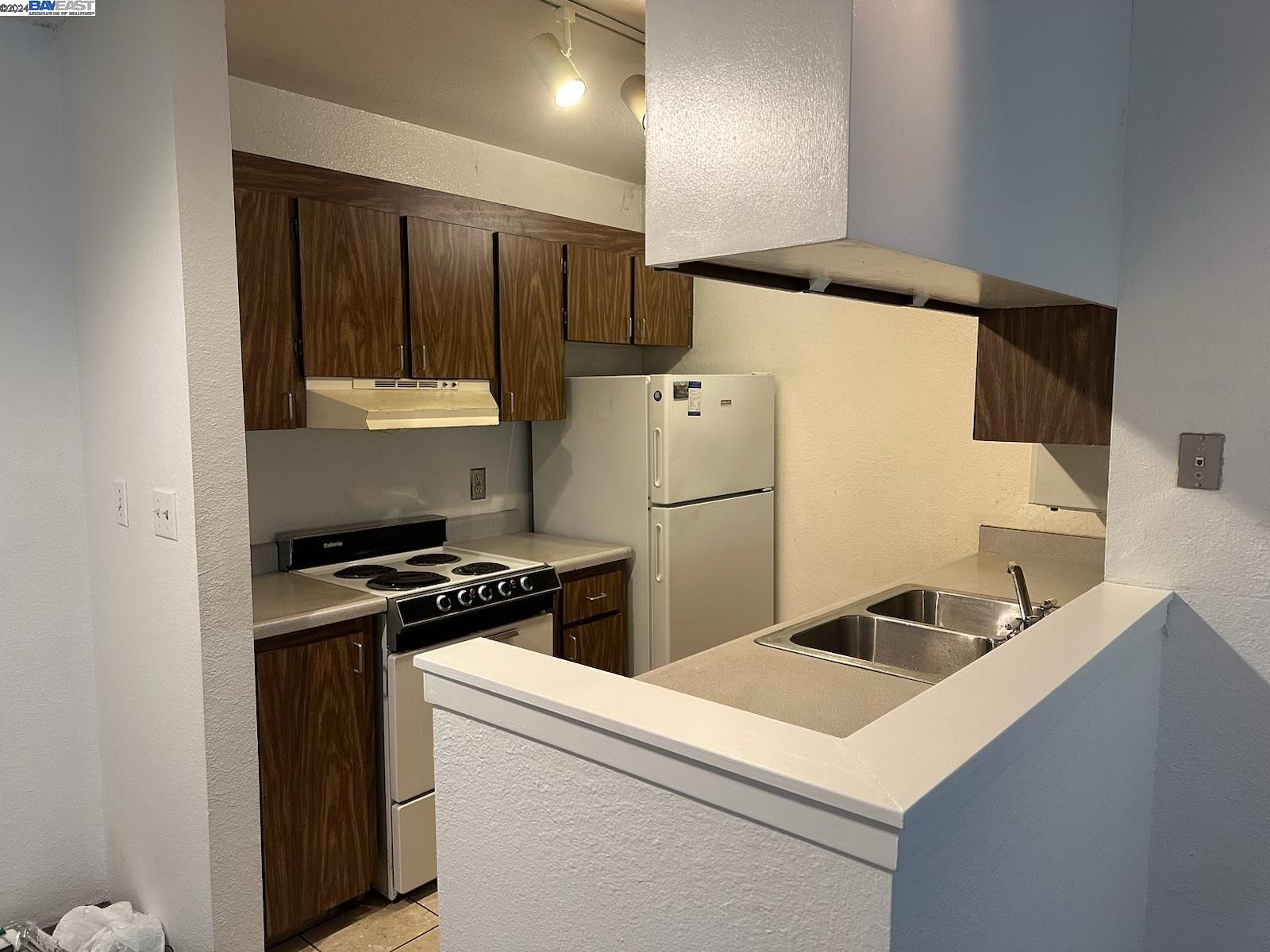 Detail Gallery Image 4 of 14 For 374 Imperial Way #2,  Daly City,  CA 94015-2529 - 1 Beds | 1 Baths