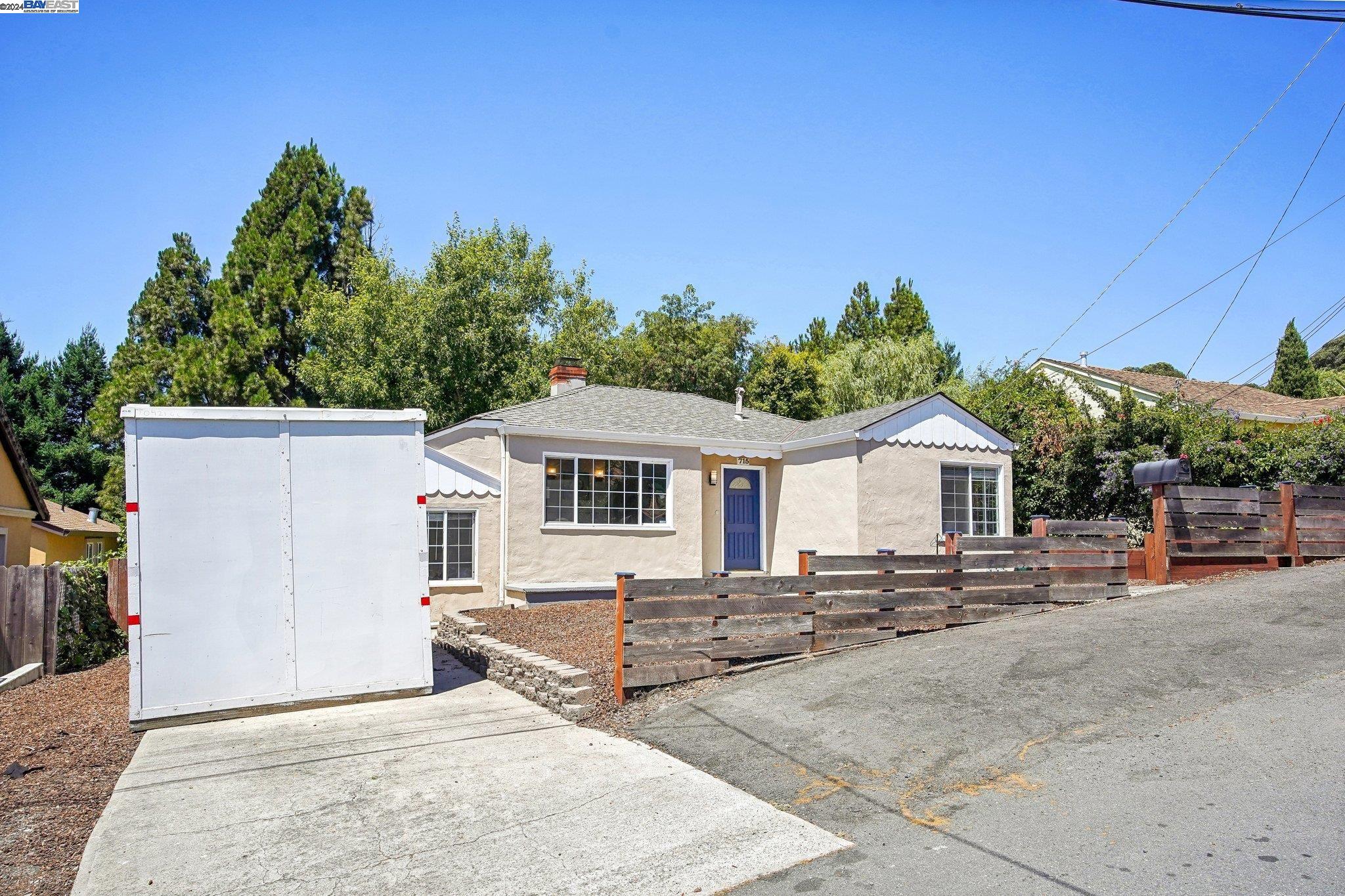 Detail Gallery Image 1 of 1 For 715 Alhambra Rd, El Sobrante,  CA 94803 - 3 Beds | 1 Baths