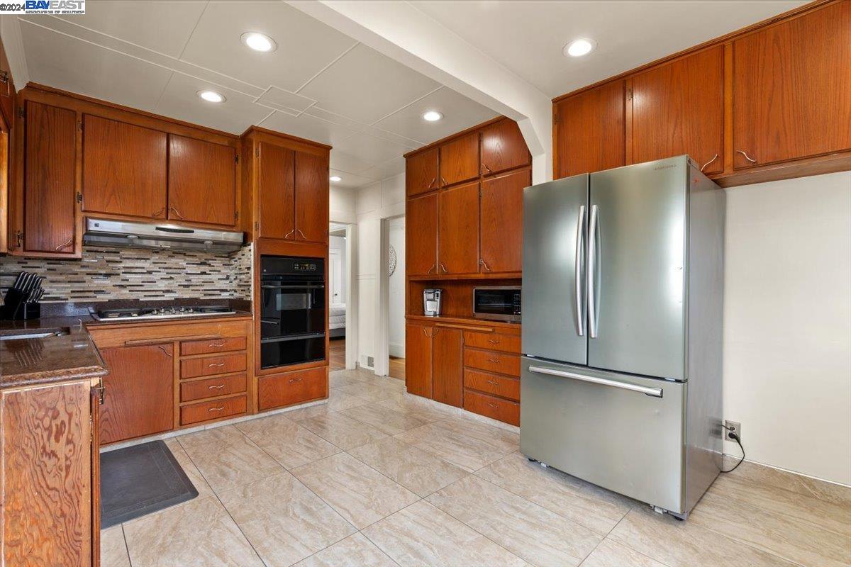 Detail Gallery Image 13 of 37 For 2812 Bellaire Place, Oakland,  CA 94601 - 5 Beds | 2 Baths