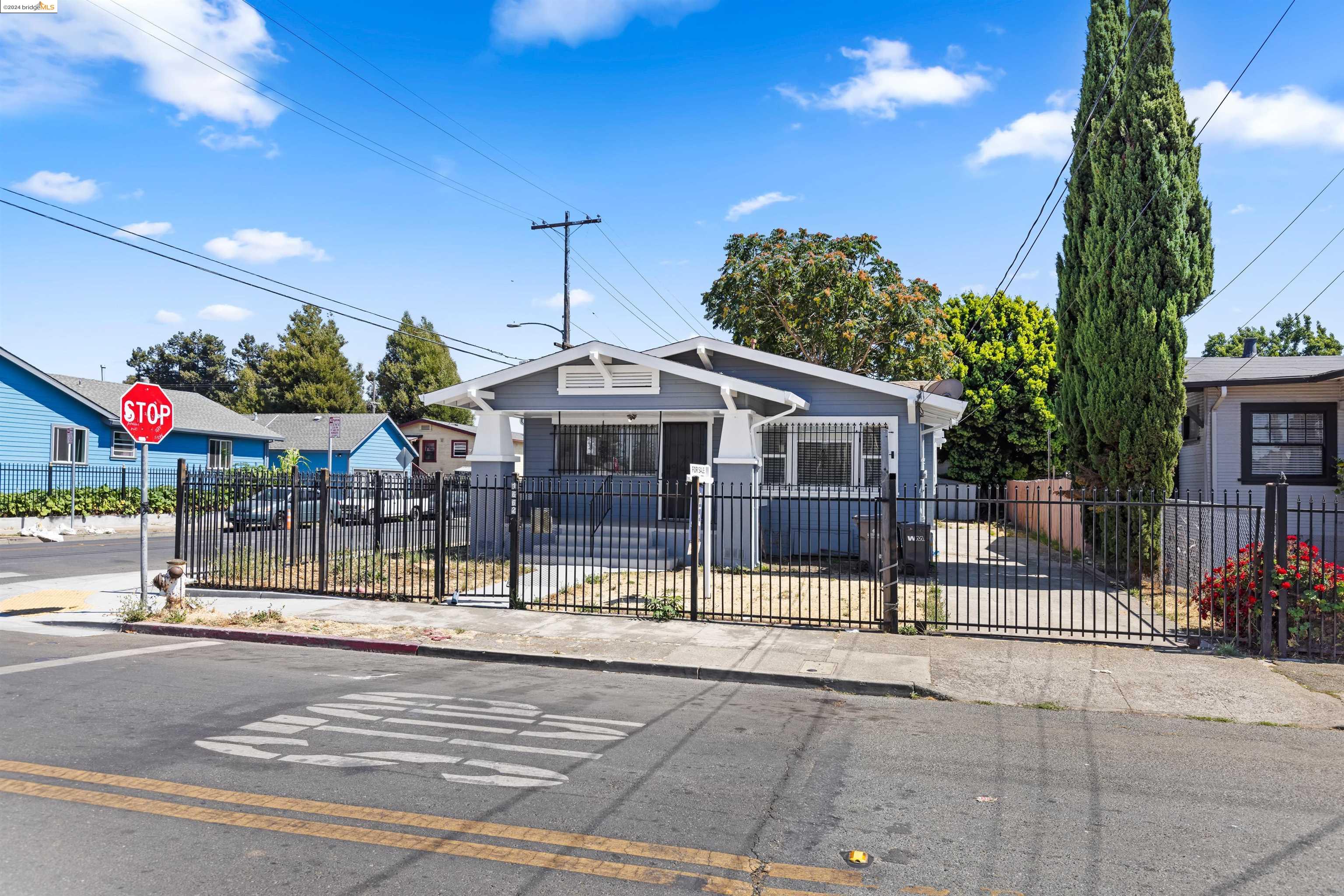 Detail Gallery Image 1 of 1 For 1662 Auseon Ave, Oakland,  CA 94621 - 3 Beds | 1 Baths